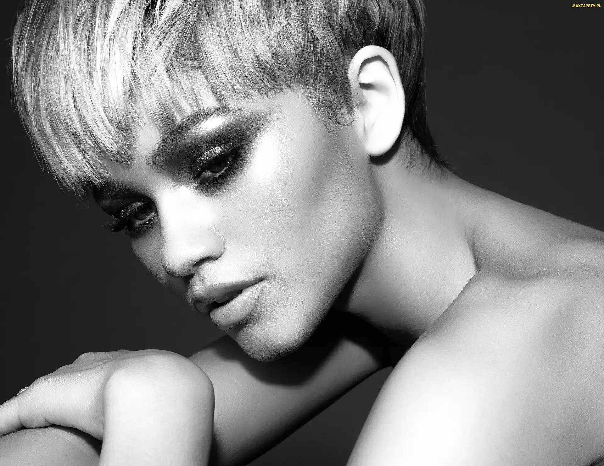 Czarno-Białe, Zendaya Coleman, Kobieta