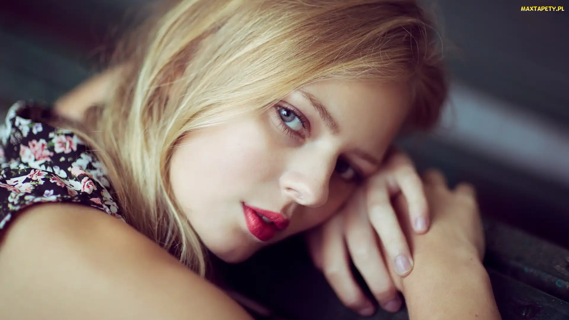 Czerwone, Usta, Blondynka