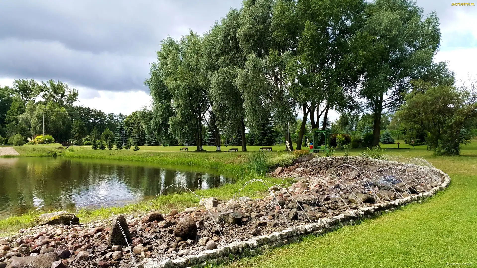 Jeziorko, Ławki, Drzewa, Kamienie, Park