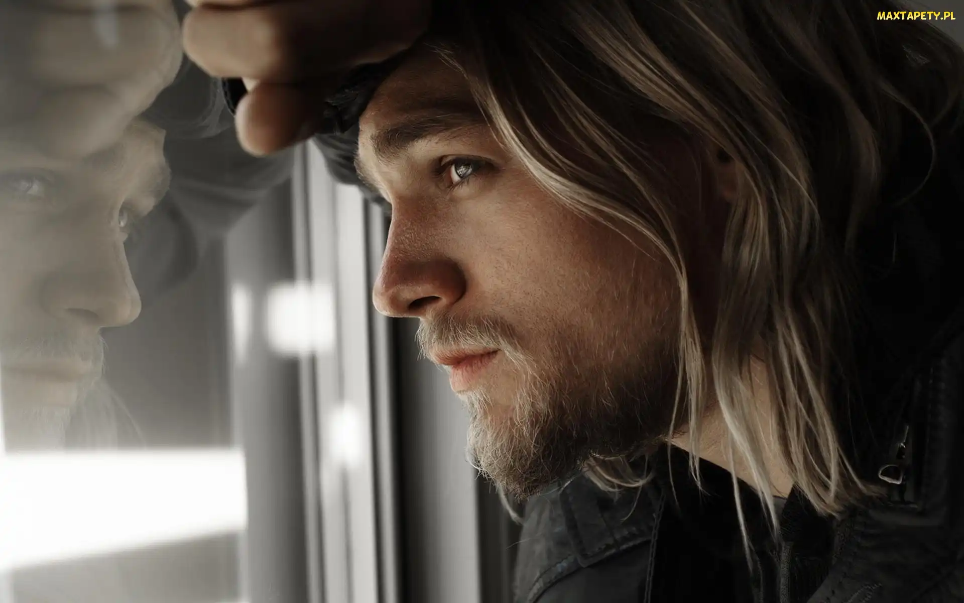 Mężczyzna, Charlie Hunnam, Zamyślony