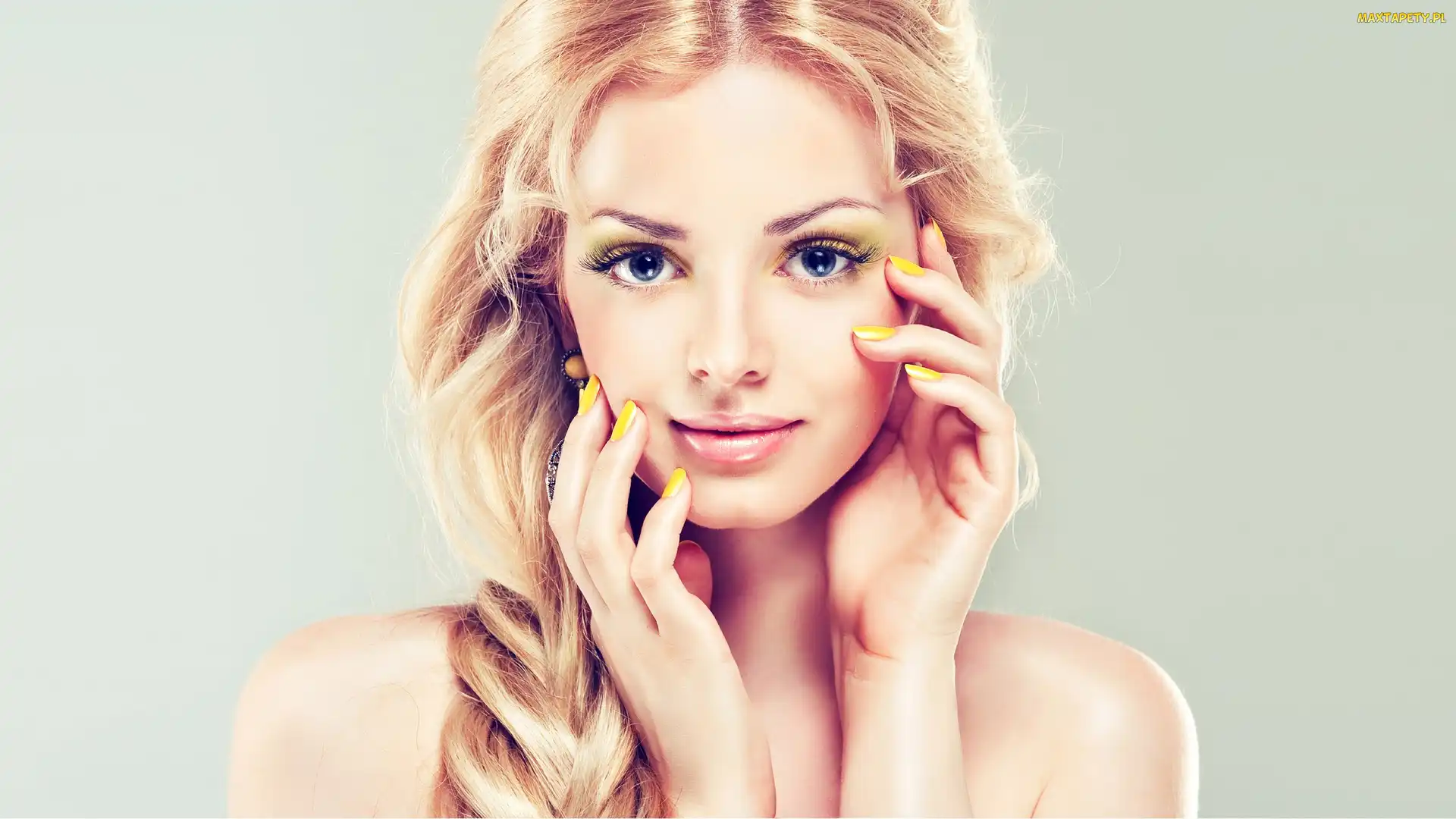 Kobieta, Kolczyk, Manicure, Makijaż, Blondwłosa
