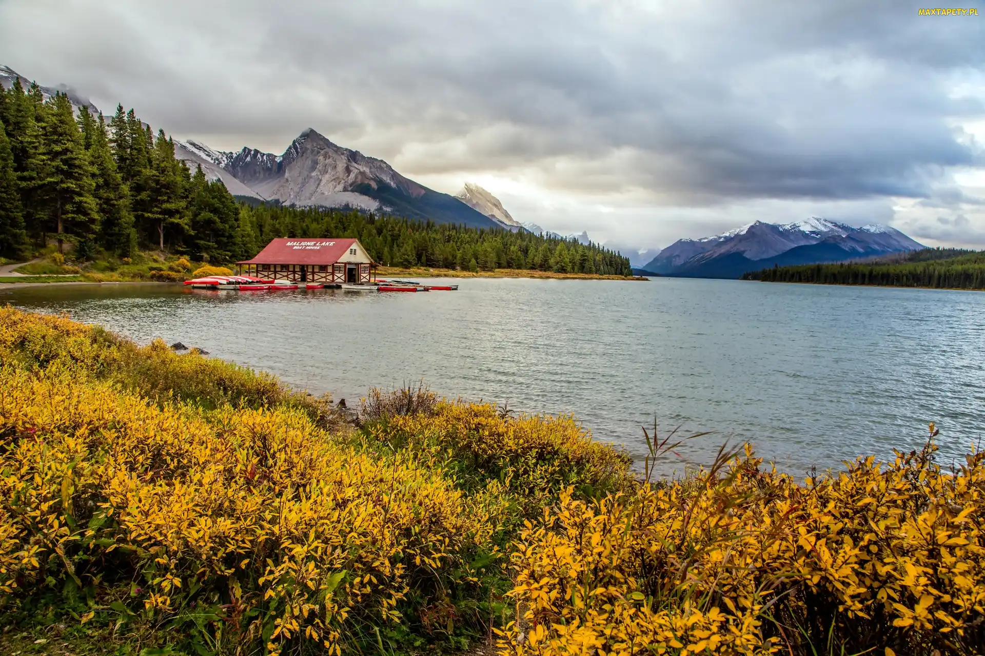 Prowincja Alberta, Góry, Park Narodowy Jasper, Kanada, Jesień, Przystań, Lasy, Łódki, Jezioro Maligne