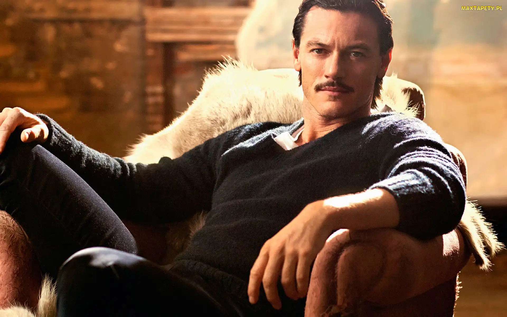 Fotel, Wąsy, Luke Evans, Brunet