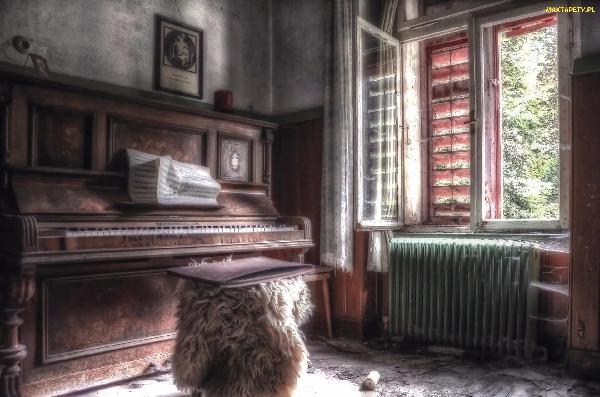 Zaniedbany, Pianino, Pokój
