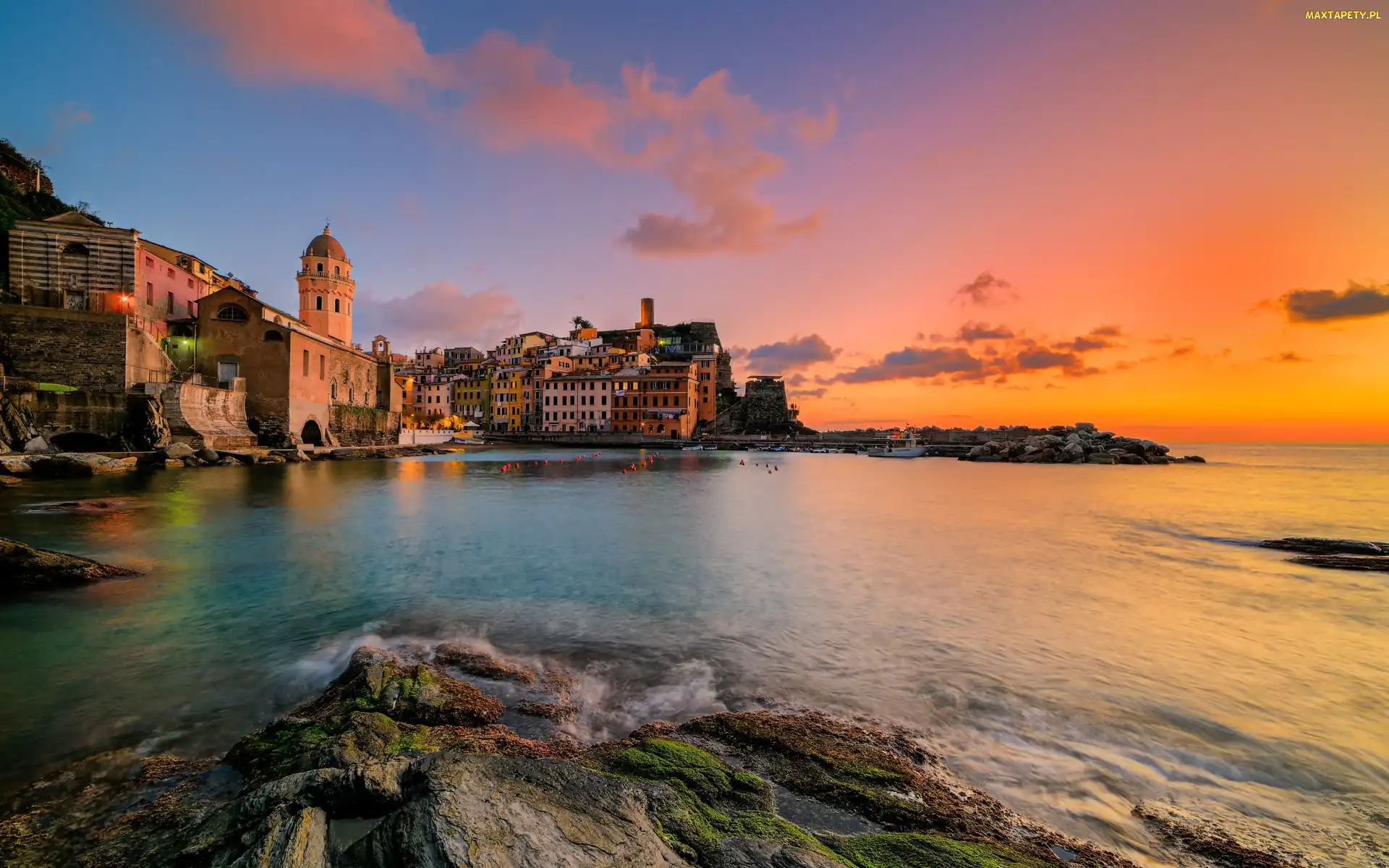Vernazza, Włochy, Zachód słońca, Domy, Miasteczko