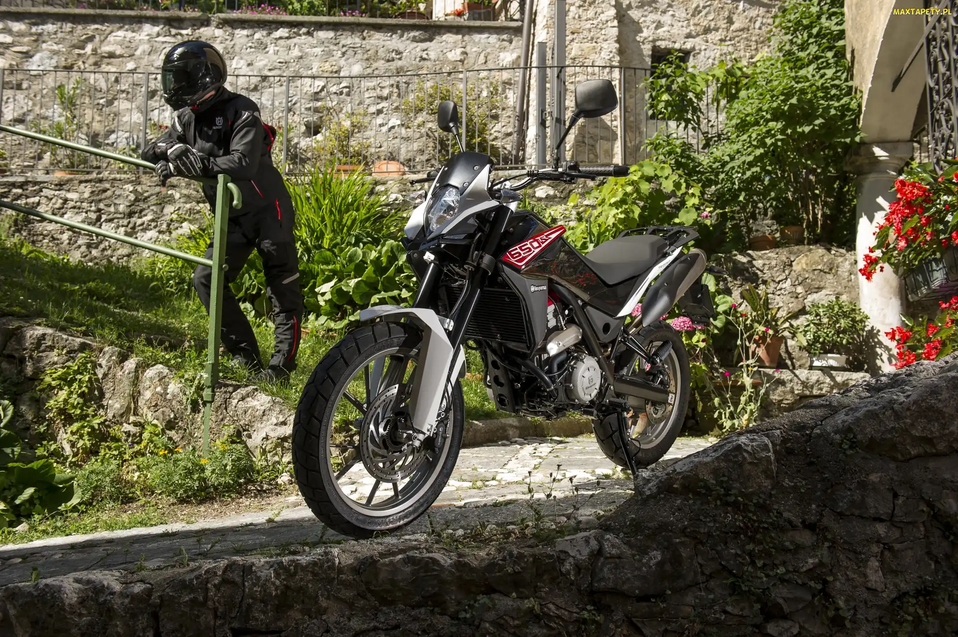 Husqvarna TR 650 Strada, Motocyklista, Motocykl