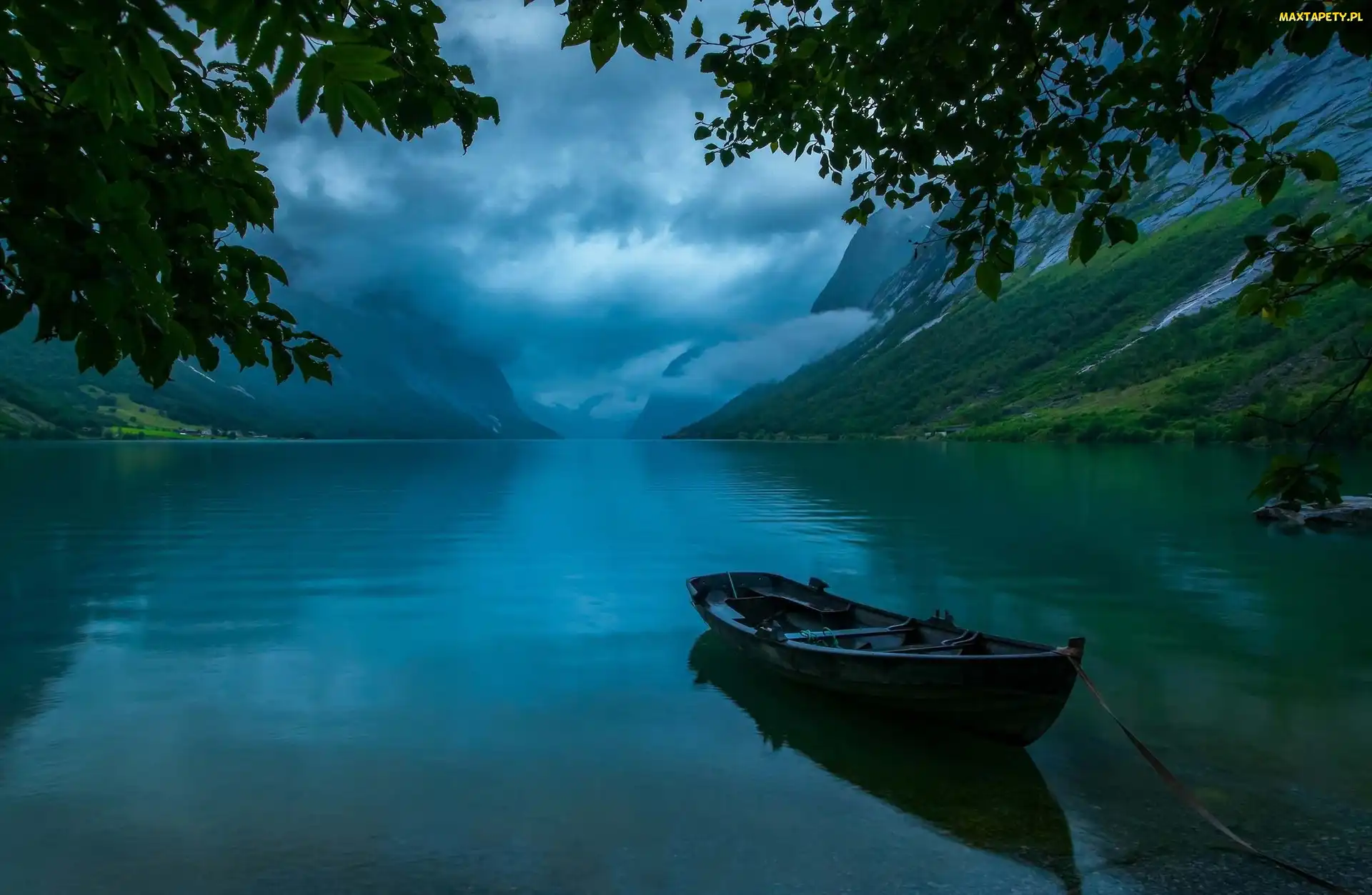 Jezioro Jølstravatn, Łódź, Góry, Wieczór, Norwegia