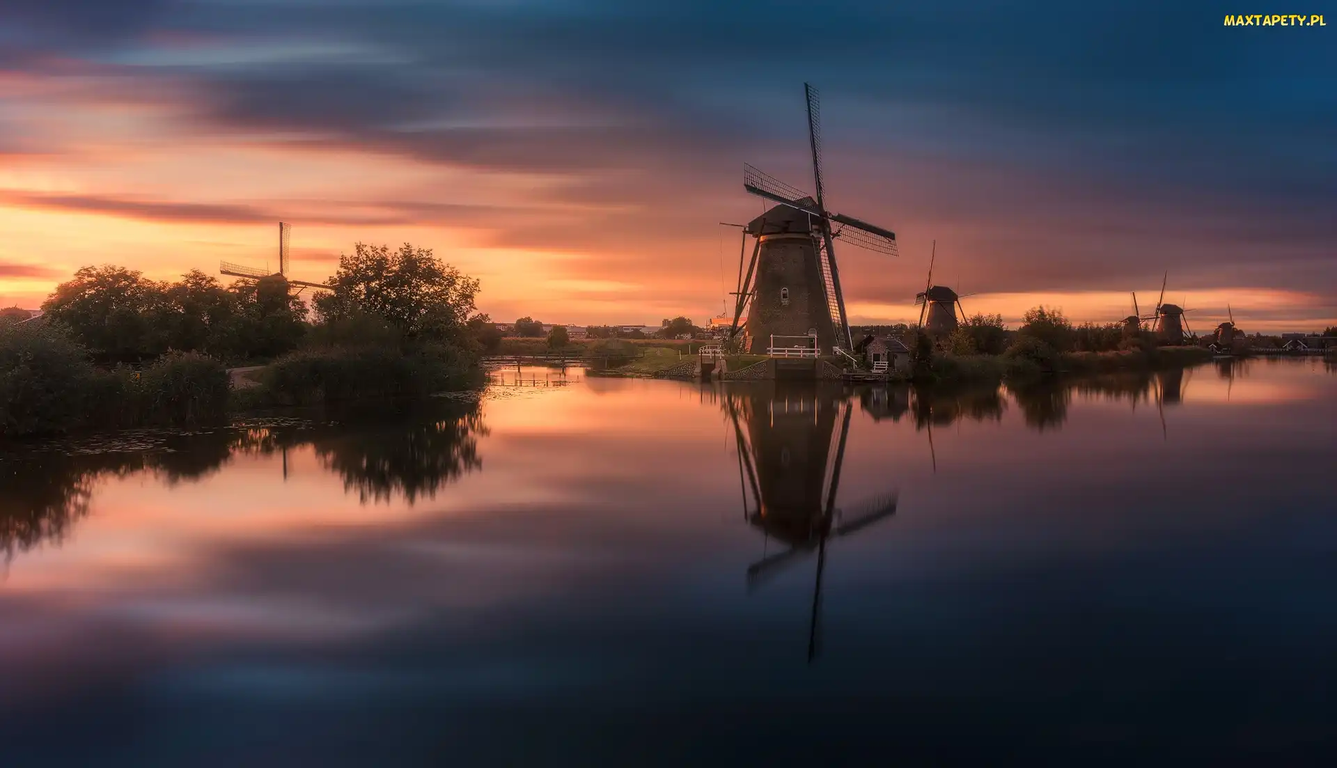 Wieś Kinderdijk, Zachód słońca, Rzeka, Wiatraki, Holandia