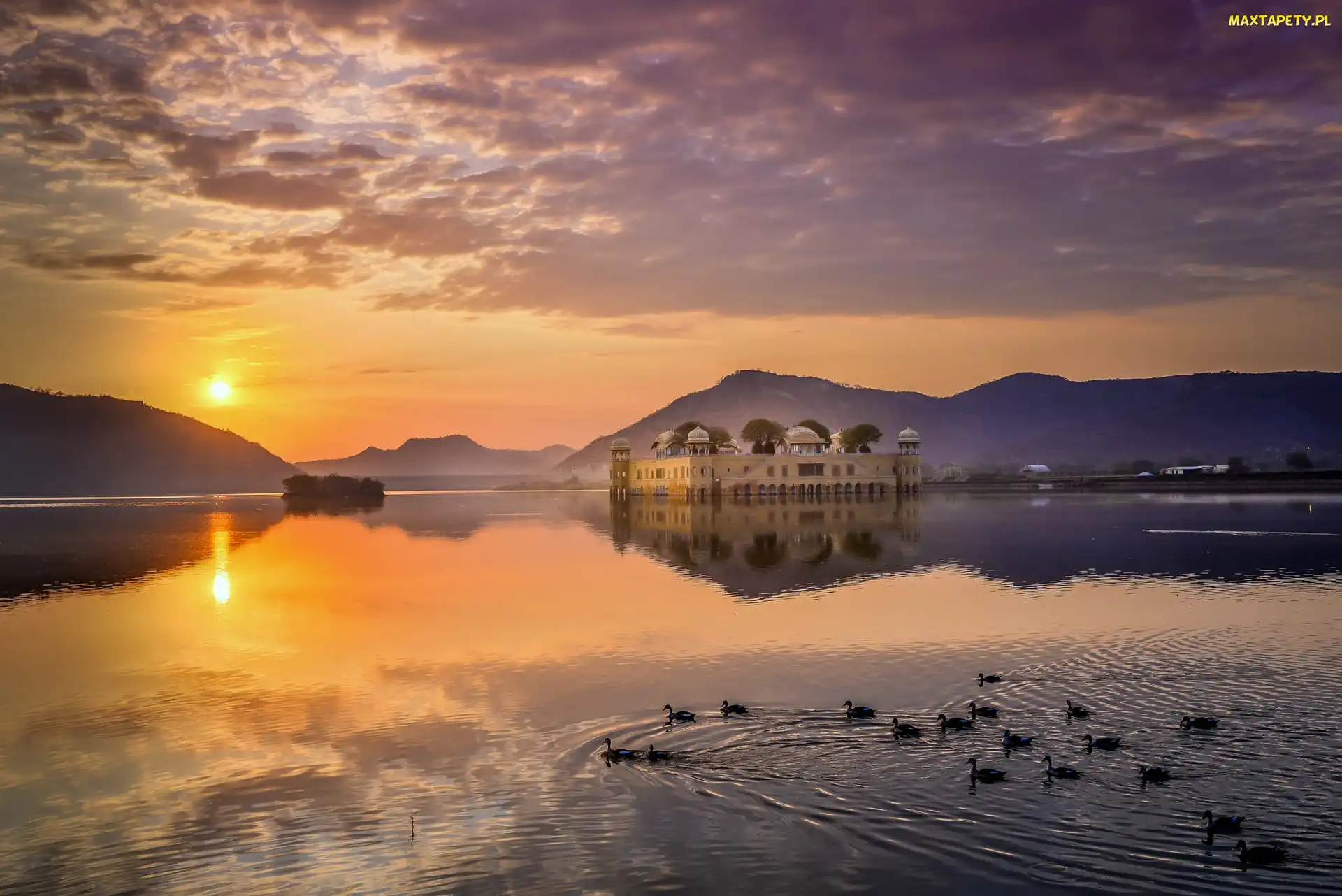 Jaipur, Zachód słońca, Indie, Pałac Jal Mahal, Chmury, Jezioro Man Sagar, Odbicie, Kaczki
