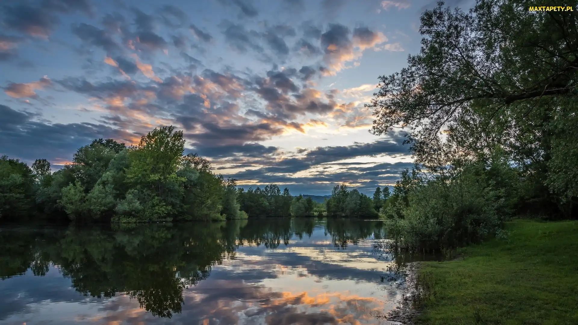 Jezioro Bobovica, Odbicie, Chmury, Drzewa, Chorwacja