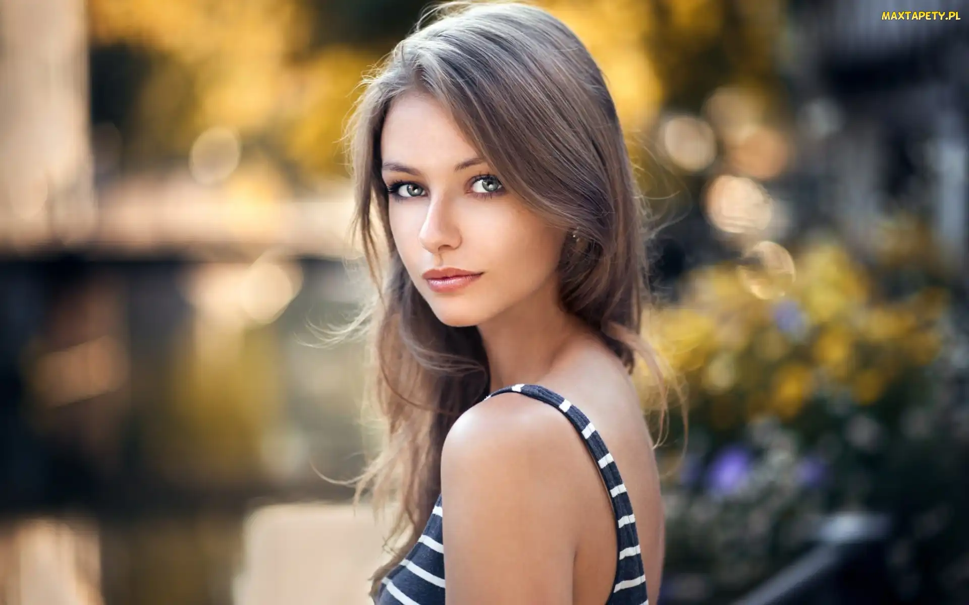 Dziewczyna, Rozmyte tło