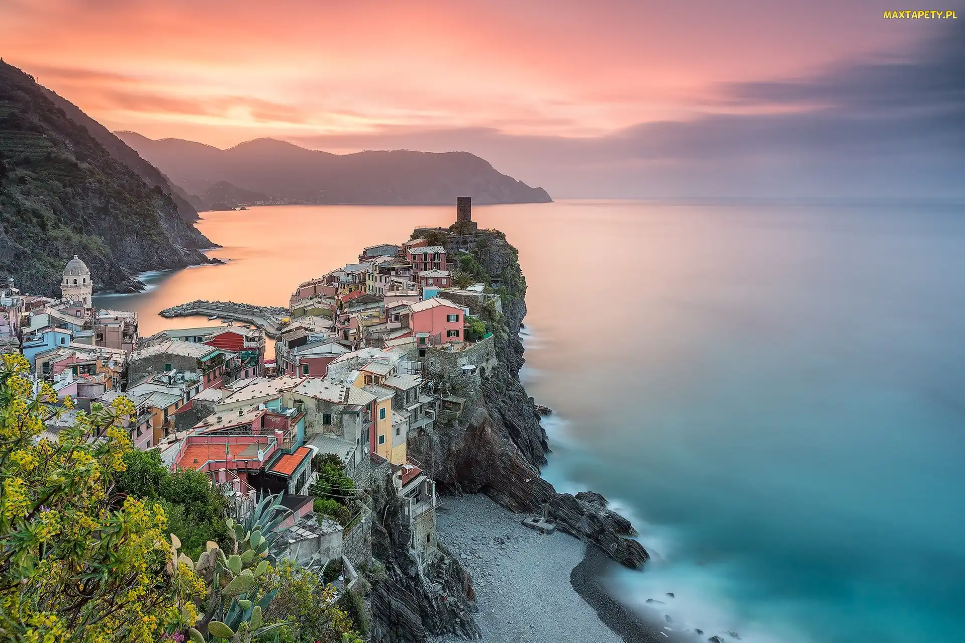 Vernazza, Zatoka, Morze Liguryjskie, Włochy, Roślinność, Domy, Zachód słońca, Góry, Skały