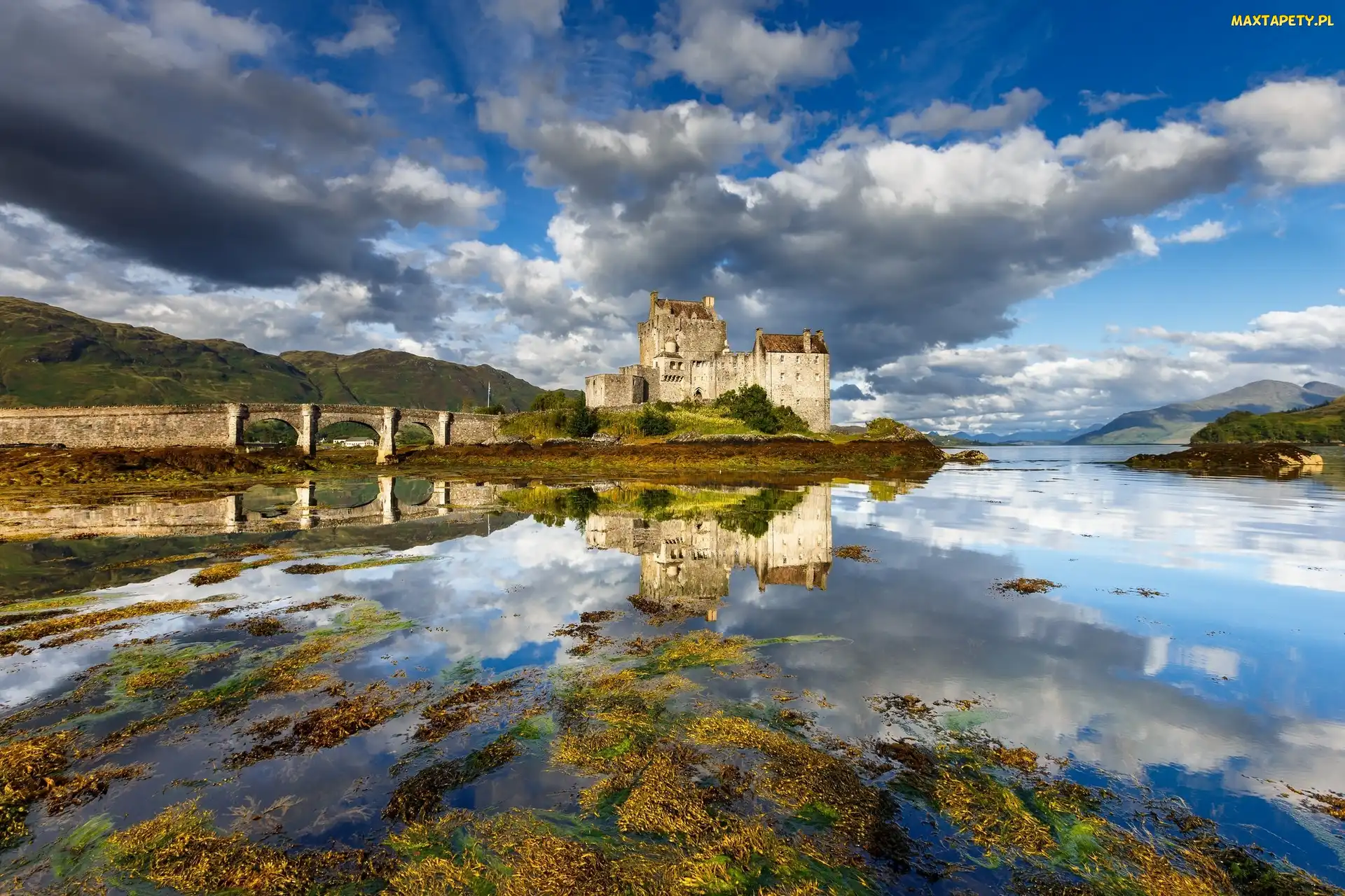 Odbicie Jezioro Loch Duich, Chmury, Zamek Eilean Donan Castle, Szkocja, Most, Wzgórza