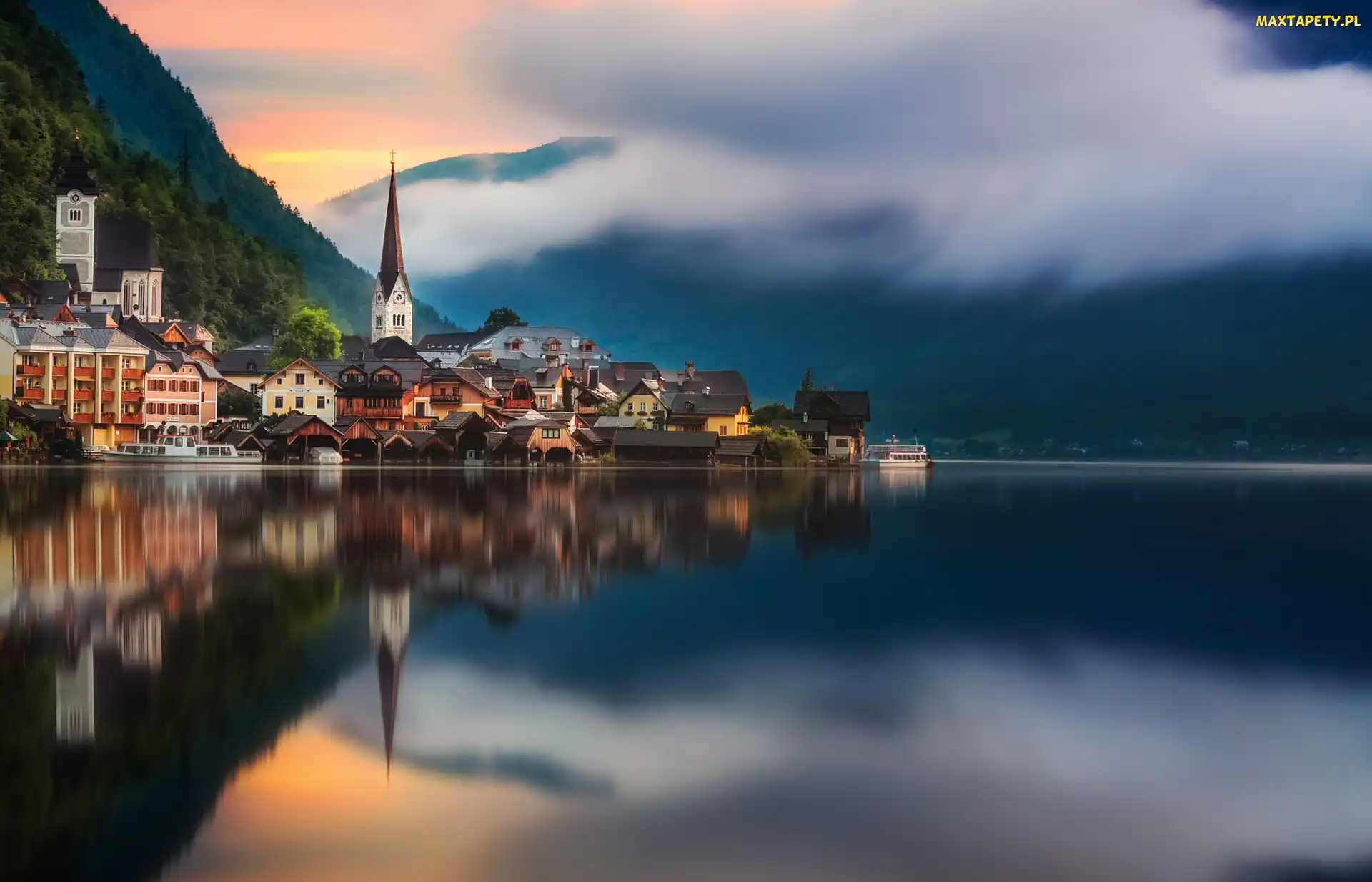 Domy, Góry, Miasteczko Hallstatt, Austria, Jezioro Hallstättersee, Chmury