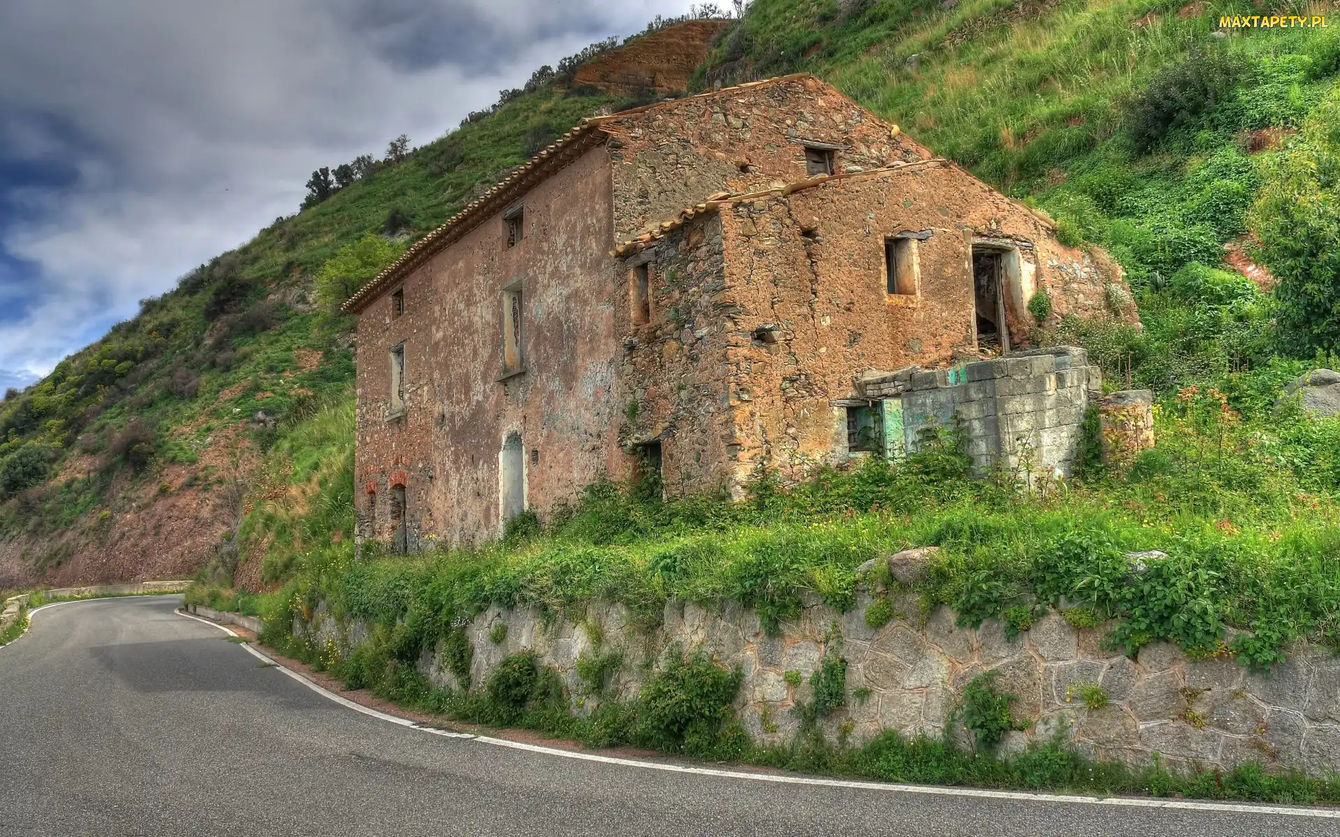 Droga, Wzgórze, Dom