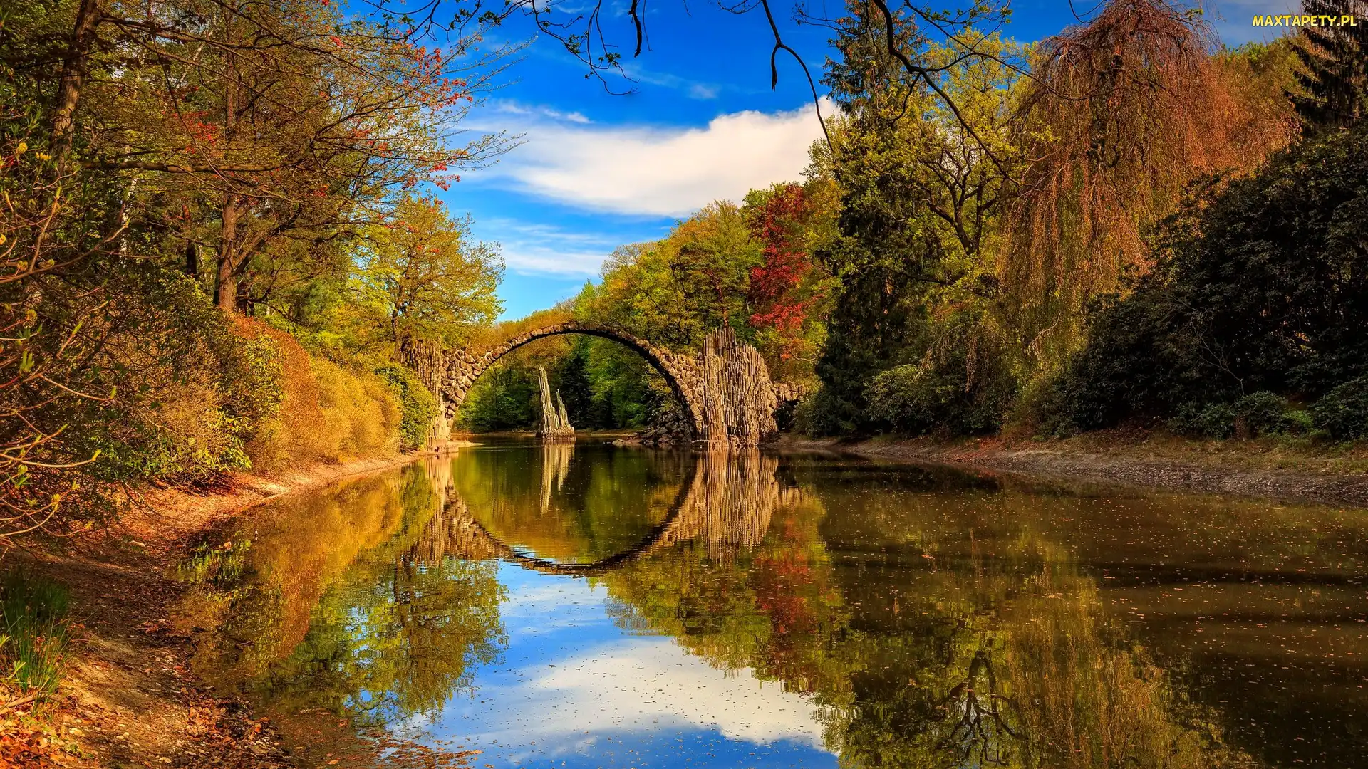 Jezioro Rakotz, Most łukowy, Saksonia, Jesień, Park Rododendronów Kromlau, Niemcy, Gablenz