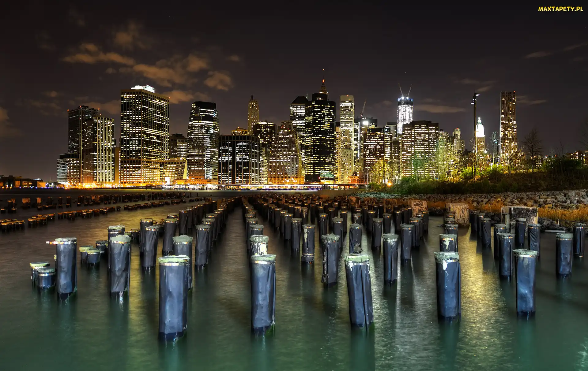 Miasto nocą, Wieżowce, Nowy Jork, Stany Zjednoczone, Manhattan, Cieśnina East River