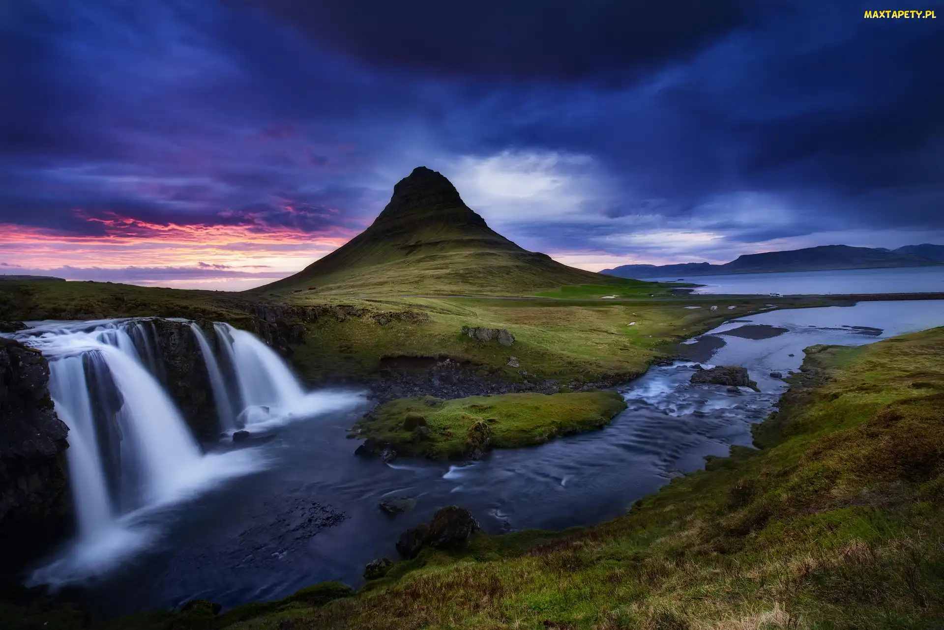 Półwysep Snæfellsnes, Chmury, Wodospad Kirkjufellsfoss, Góra Kirkjufell, Islandia