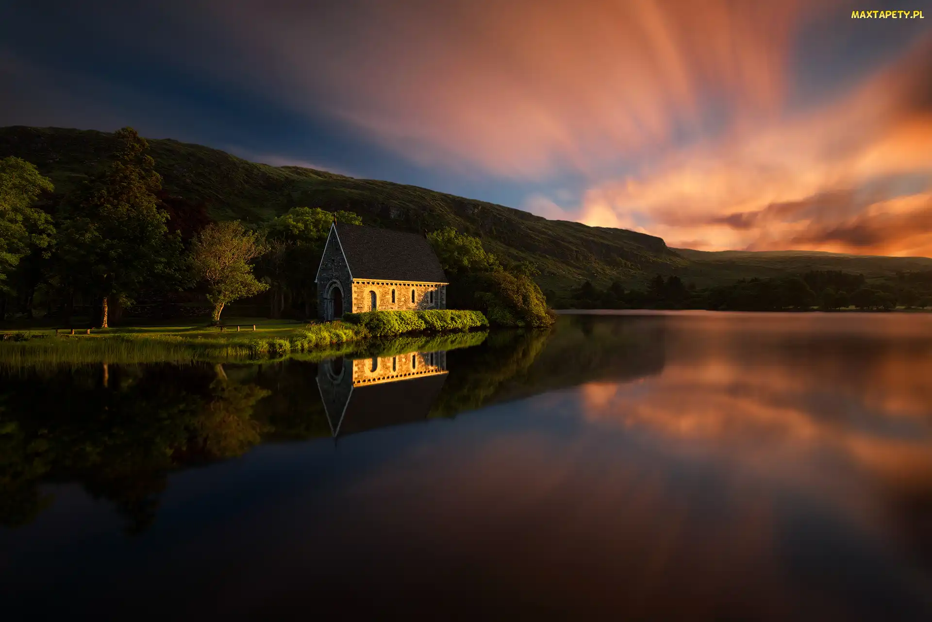 Drzewa, Zachód słońca, Hrabstwo Cork, Irlandia, Park Narodowy Gougane Barra National Forest Jezioro Gouganebarra Lake, Kaplica ślubna St Finbarrs Oratory