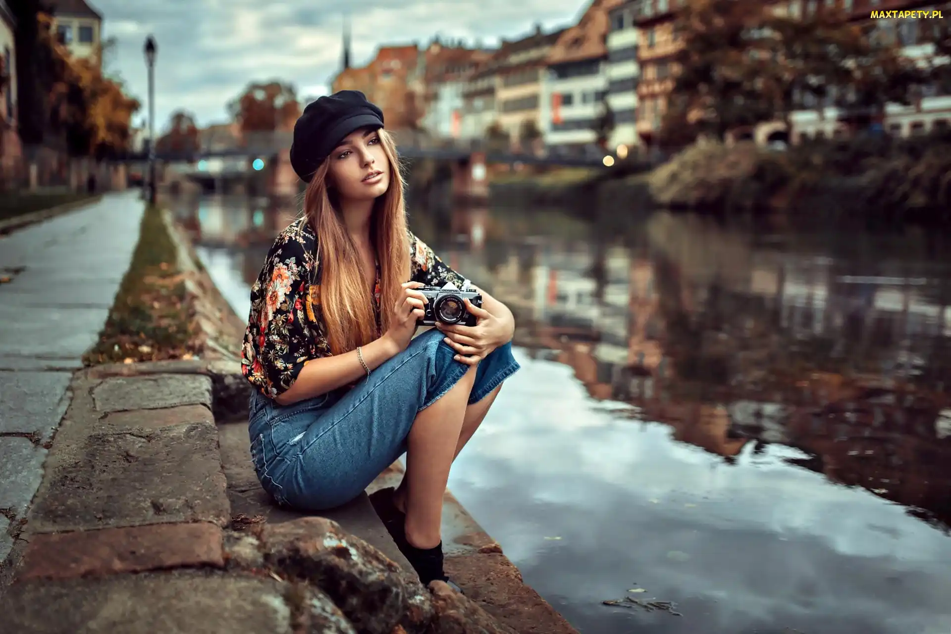 Aparat fotograficzny, Rzeka, Kobieta
