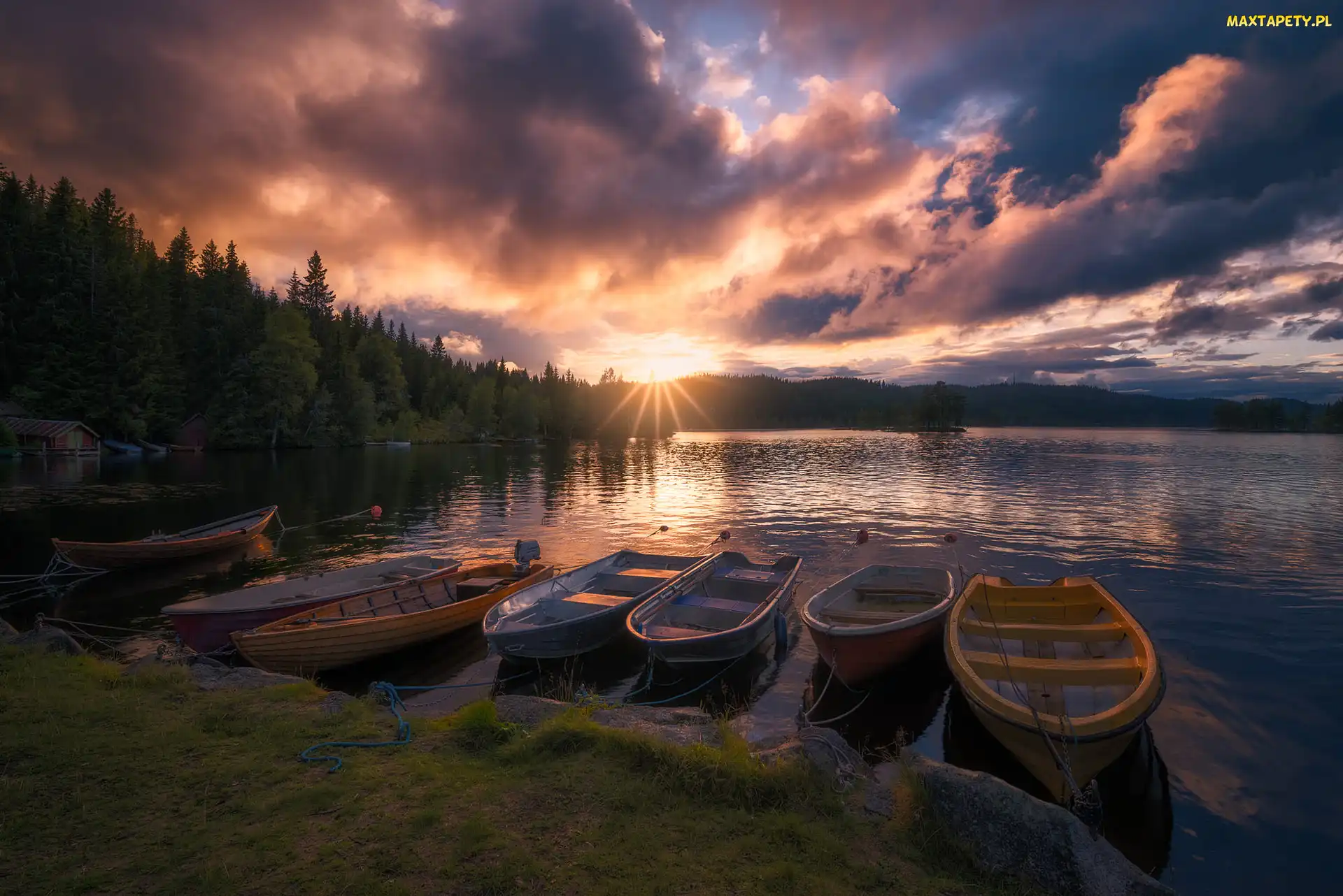 Las, Łódki, Ringerike, Drzewa, Jezioro Øyangen, Norwegia, Zachód słońca