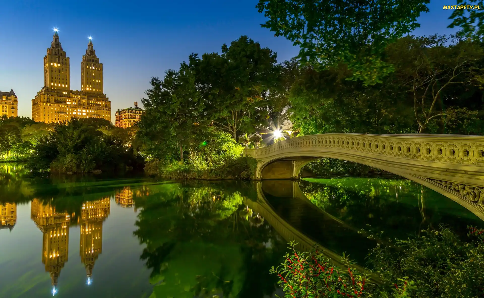 Central Park, Jezioro, Nowy Jork, Stany Zjednoczone, Odbicie, Zmierzch, Światła, Budynek Eldorado, Most Bow Bridge