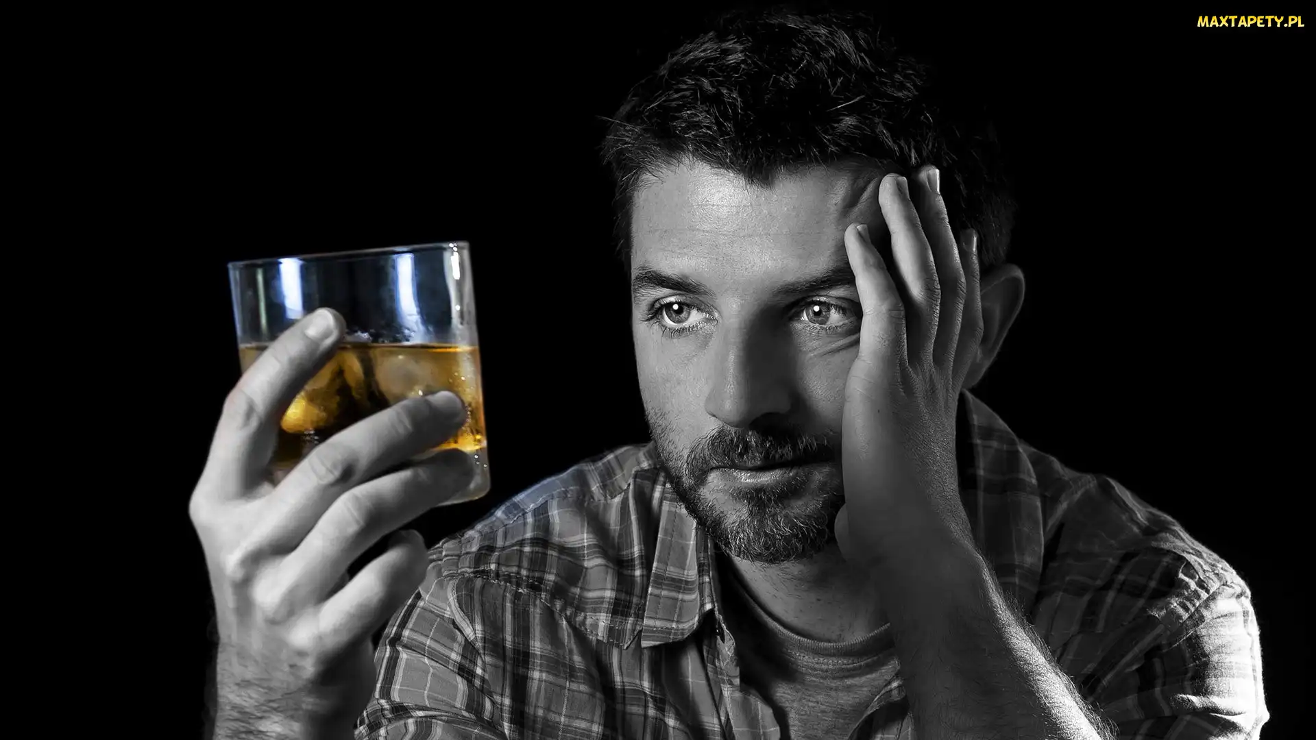 Czarne tło, Drink, Mężczyzna, Załamany