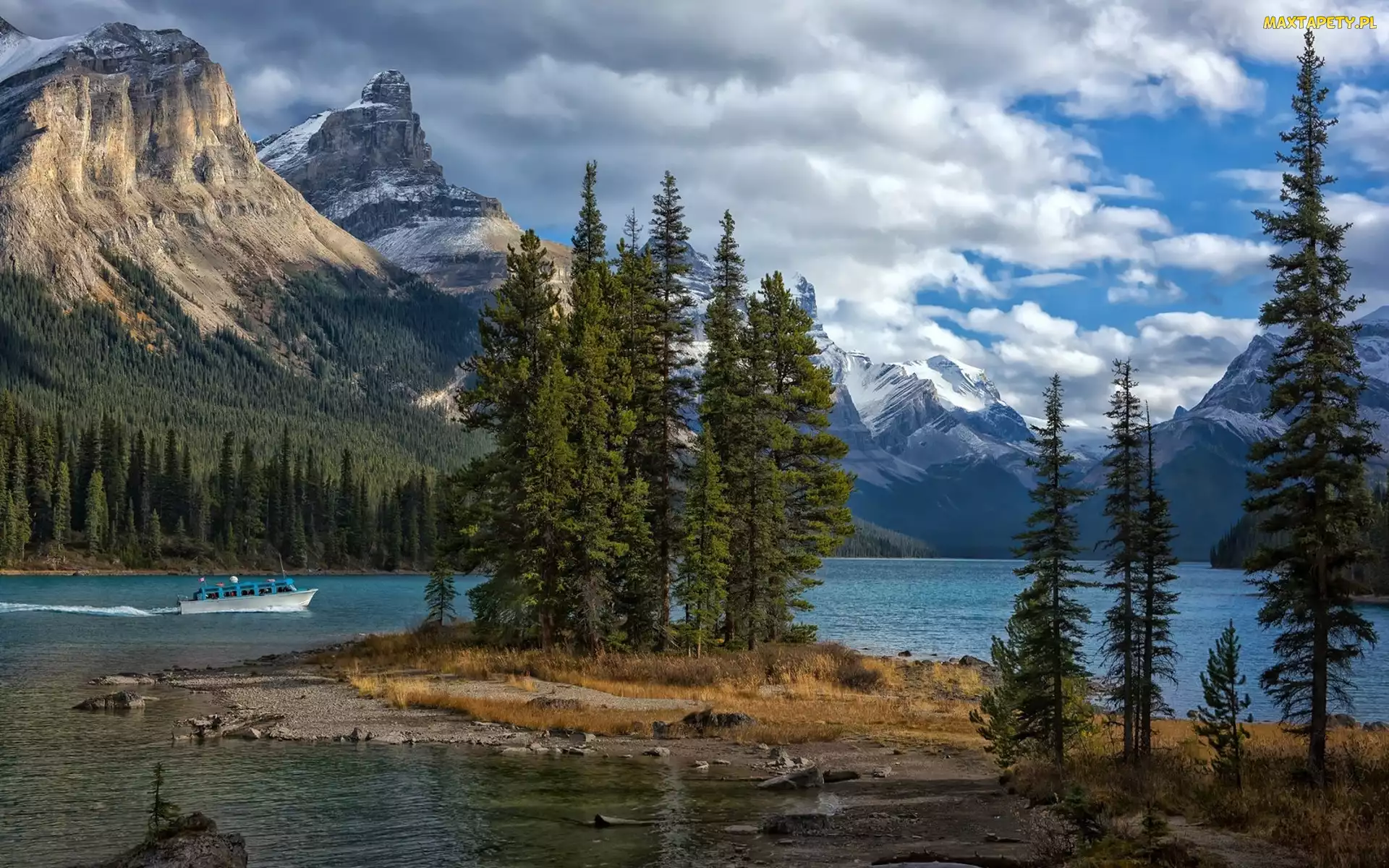 Jezioro Maligne, Park Narodowy Jasper, Kanada, Drzewa, Wyspa Ducha, Motorówka, Chmury, Góry