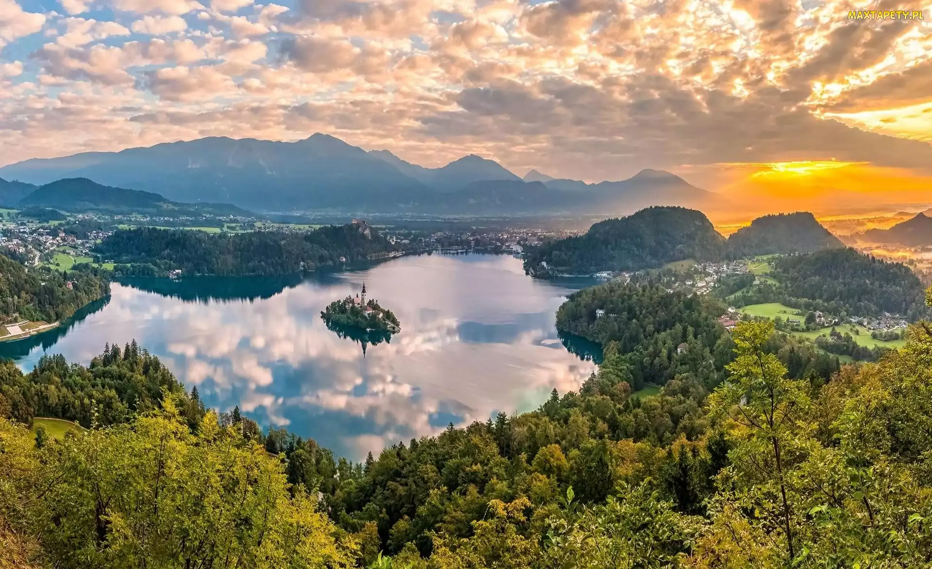 Wyspa Blejski Otok, Las, Słowenia, Jezioro Bled, Chmury, Góry Alpy Julijskie, Drzewa, Zachód słońca