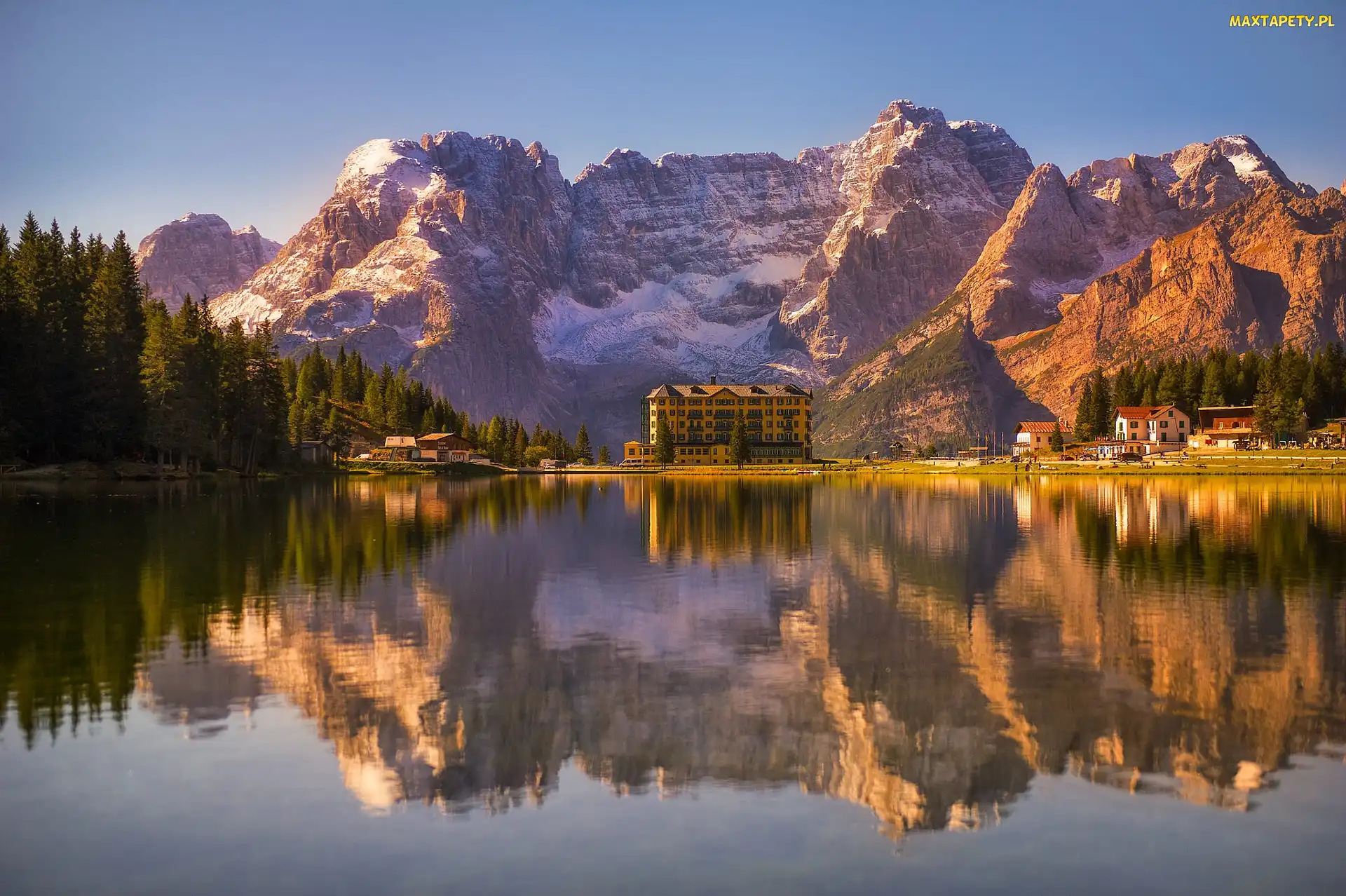 Drzewa, Las, Góry, Domy, Cortina dAmpezzo, Region Cadore, Dolomity, Jezioro Misurina, Włochy, Grand Hotel Misurina