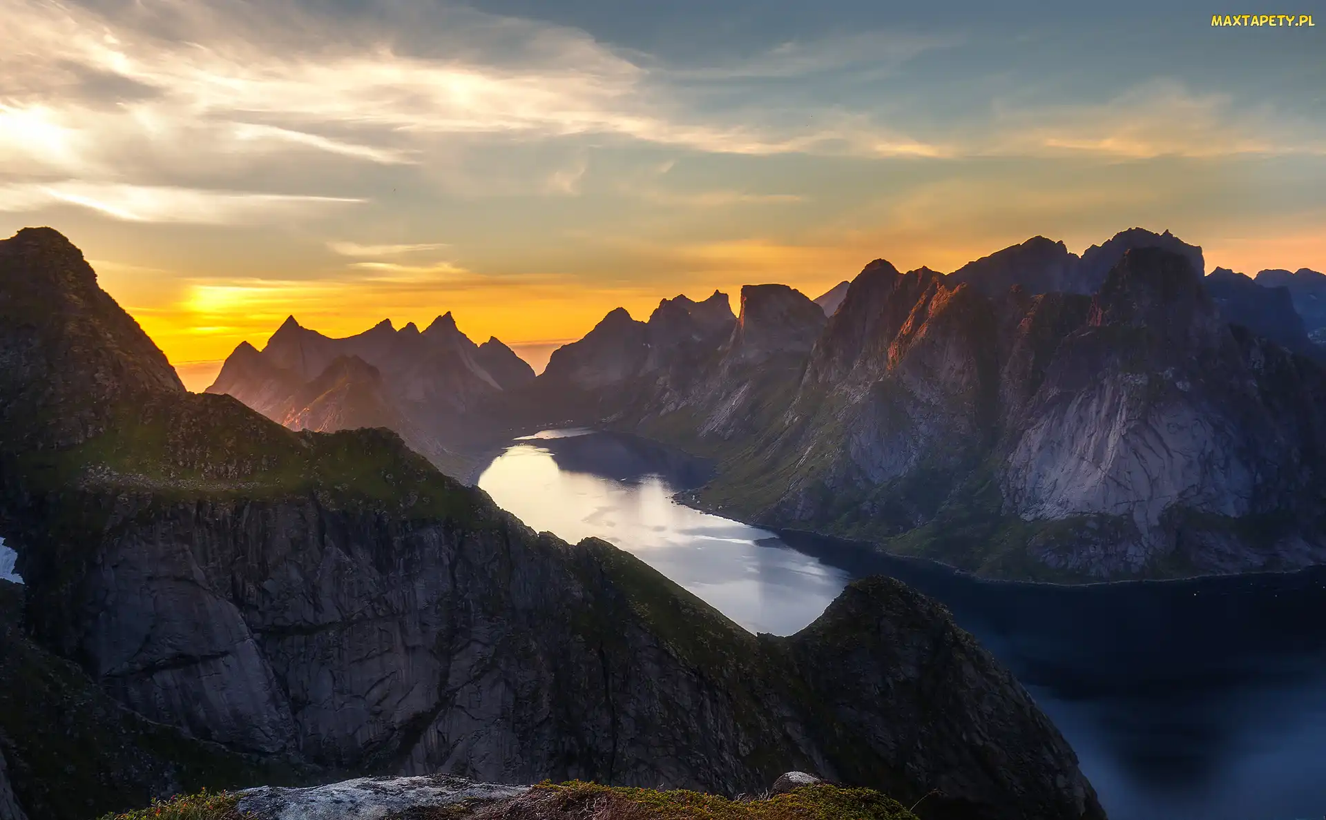 Jezioro, Góry, Lofoty, Wschód słońca, Wyspa Moskenesøya, Norwegia, Fiord Kirkefjorden