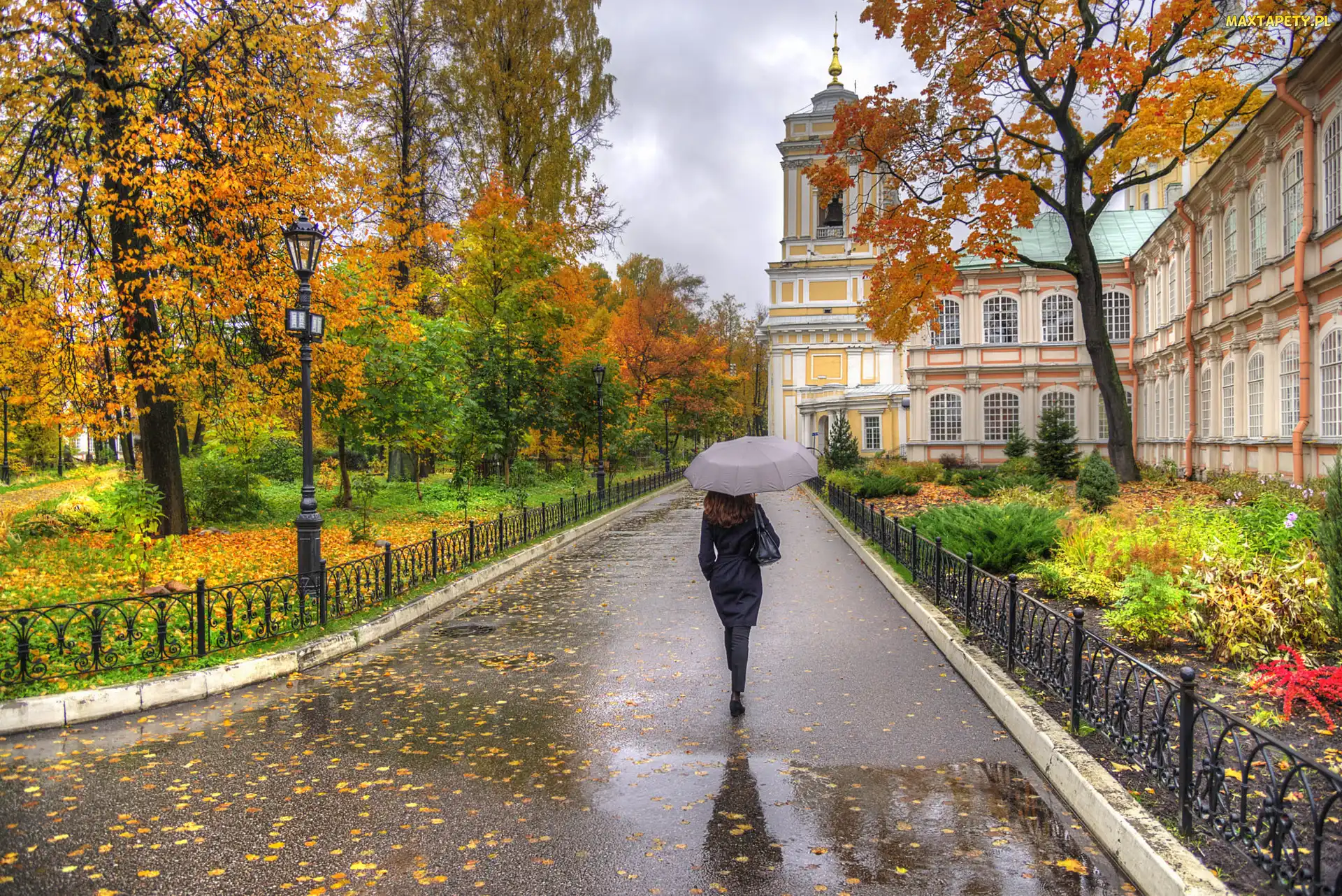Parasol, Park, Rosja, Jesień, Alejka, Liście, Petersburg, Drzewa, Kobieta, Ławra Aleksandra Newskiego w Petersburgu, Klasztor