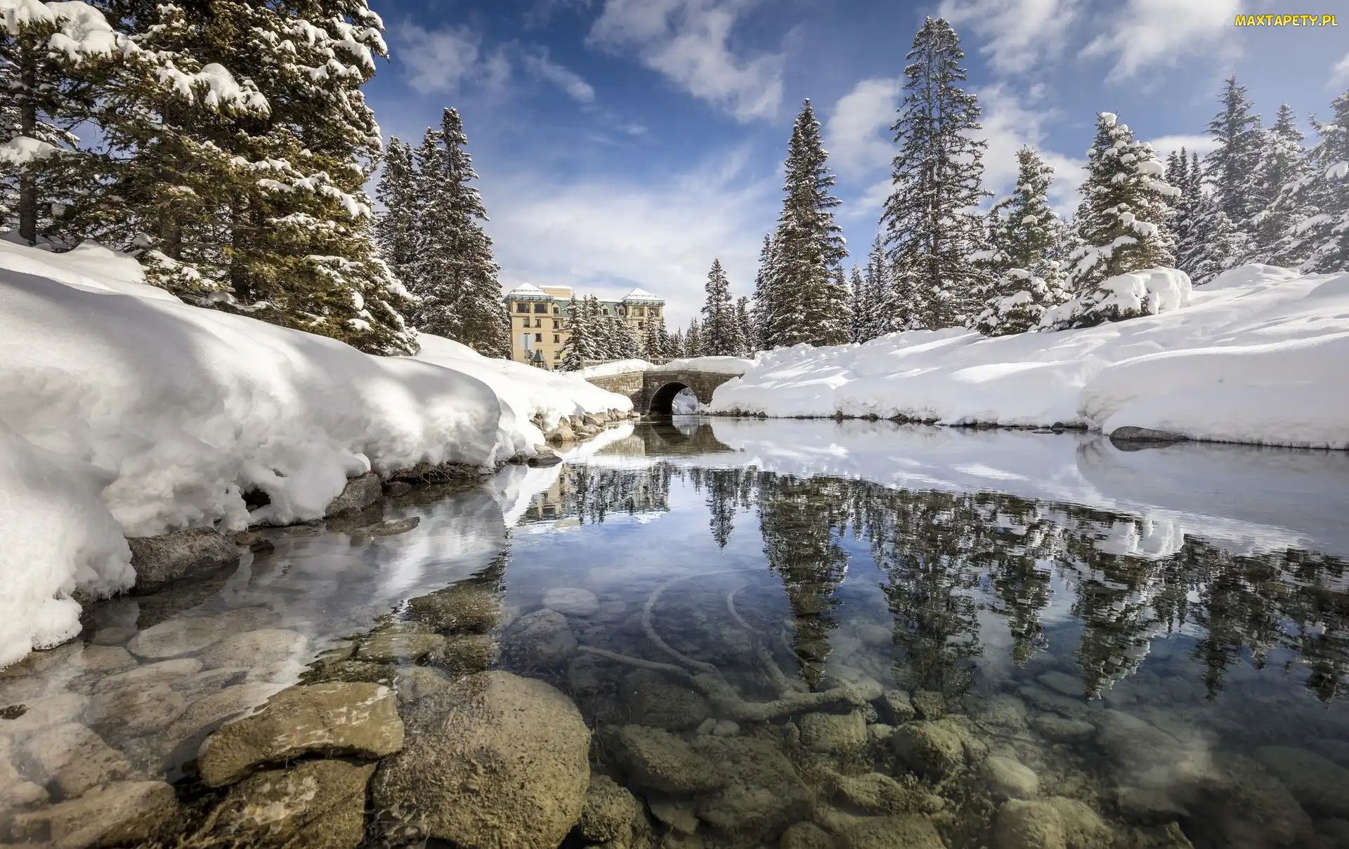 Prowincja Alberta, Ośnieżone, Świerki, Kanada, Park Narowy Banff, Jezioro Louise, Zima, Miejscowość Lake Louise, Rzeka, Most, Hotel Chateau Lake Louise, Kamienie