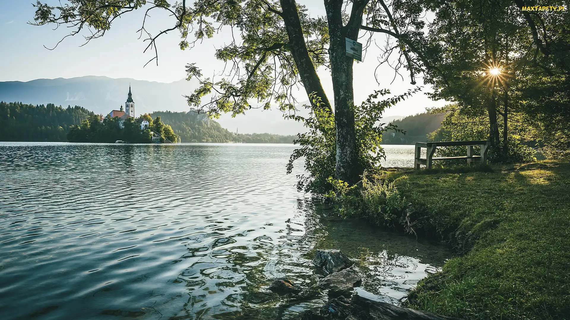 Wyspa Blejski Otok, Promienie słońca, Słowenia, Jezioro Bled, Kościół Zwiastowania Marii Panny, Góry Alpy Julijskie, Ławka, Drzewa
