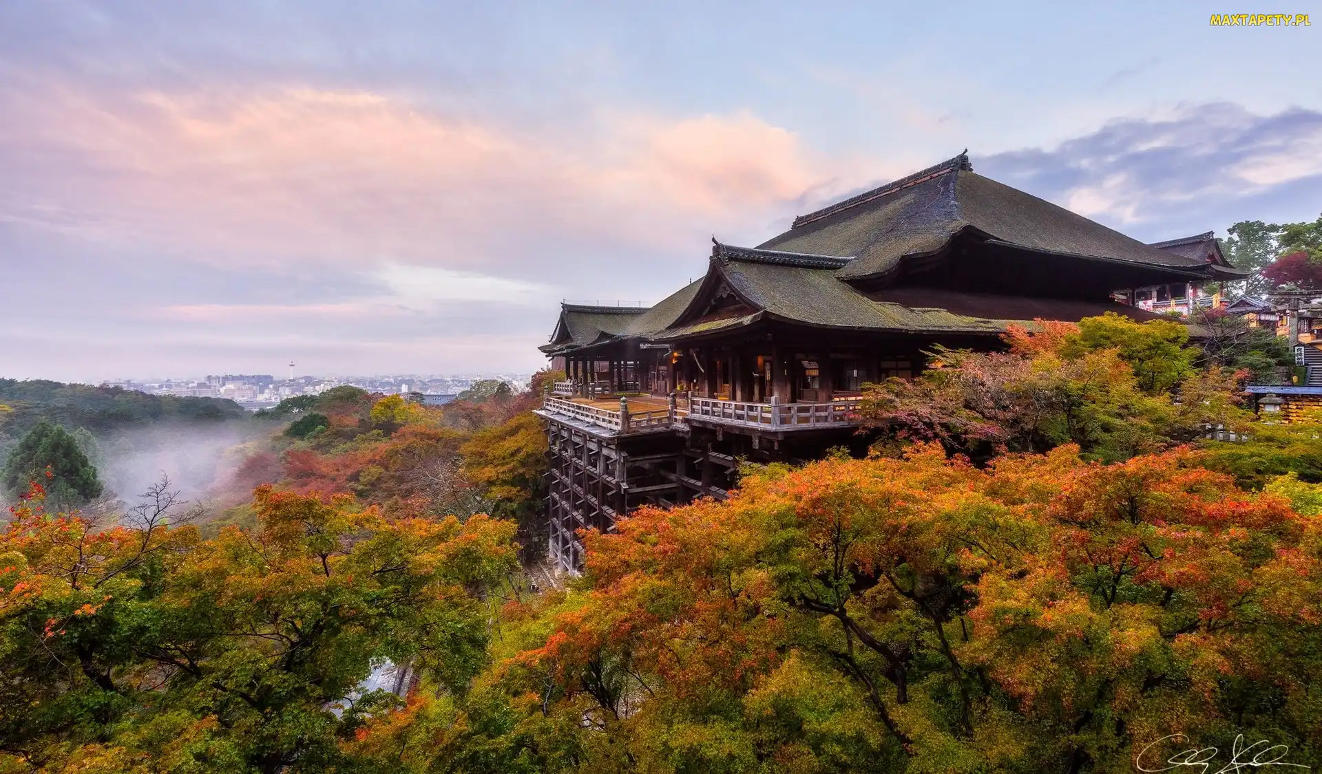 Dzielnica Higashiyama, Kompleks świątynny Kiyomizu-dera, Kioto, Japonia, Mgła, Jesień, Świątynia buddyjska, Drzewa, Góra Otowa