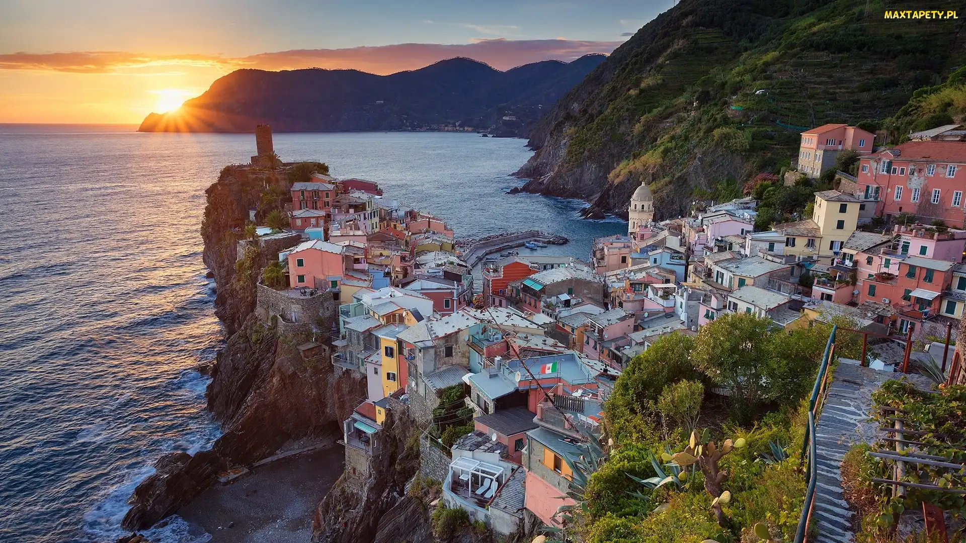 Zatoka, Skały, Włochy, Riviera di Levante, Domy, Wzgórza, Prowincja La Spezia, Wschód słońca, Morze, Miejscowość Vernazza, Morze Liguryjskie
