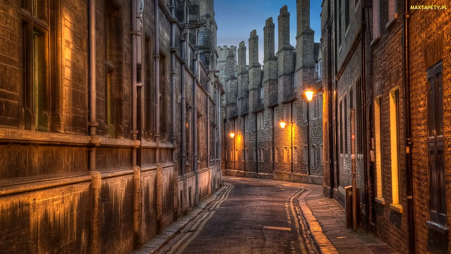 Domy, Ulica Trinity Lane, Cambridge, Anglia, Wąska, Oświetlona