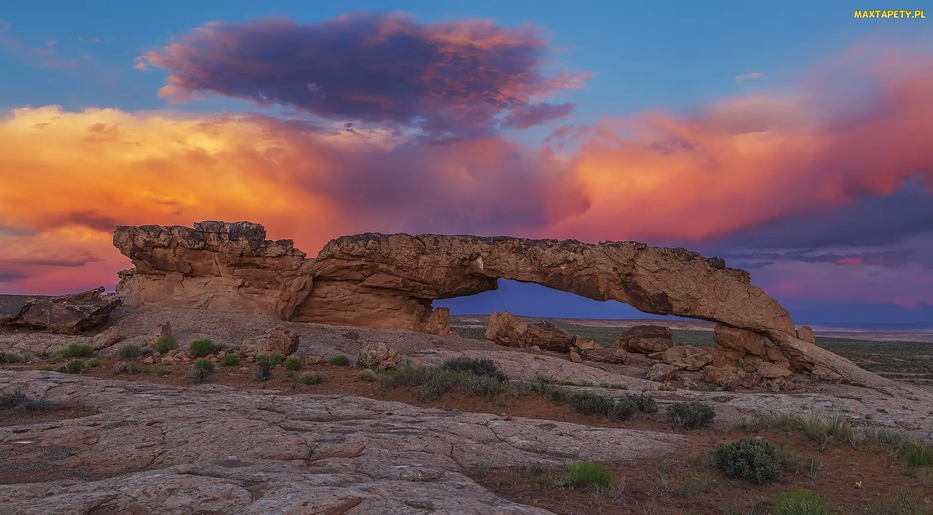 Stan Utah, Zachód Słońca, Stany Zjednoczone, Formacja skalna Sunset Arch, Skała, Park Narodowy Grand Staircase-Escalante National Monument, Rośliny, Chmury