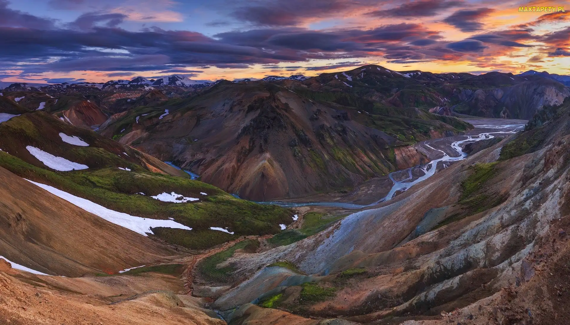 Rzeka, Zachód Słońca, Góry Landmannalaugar, Chmury, Skały ryolitowe, Islandia, Tęczowe Góry
