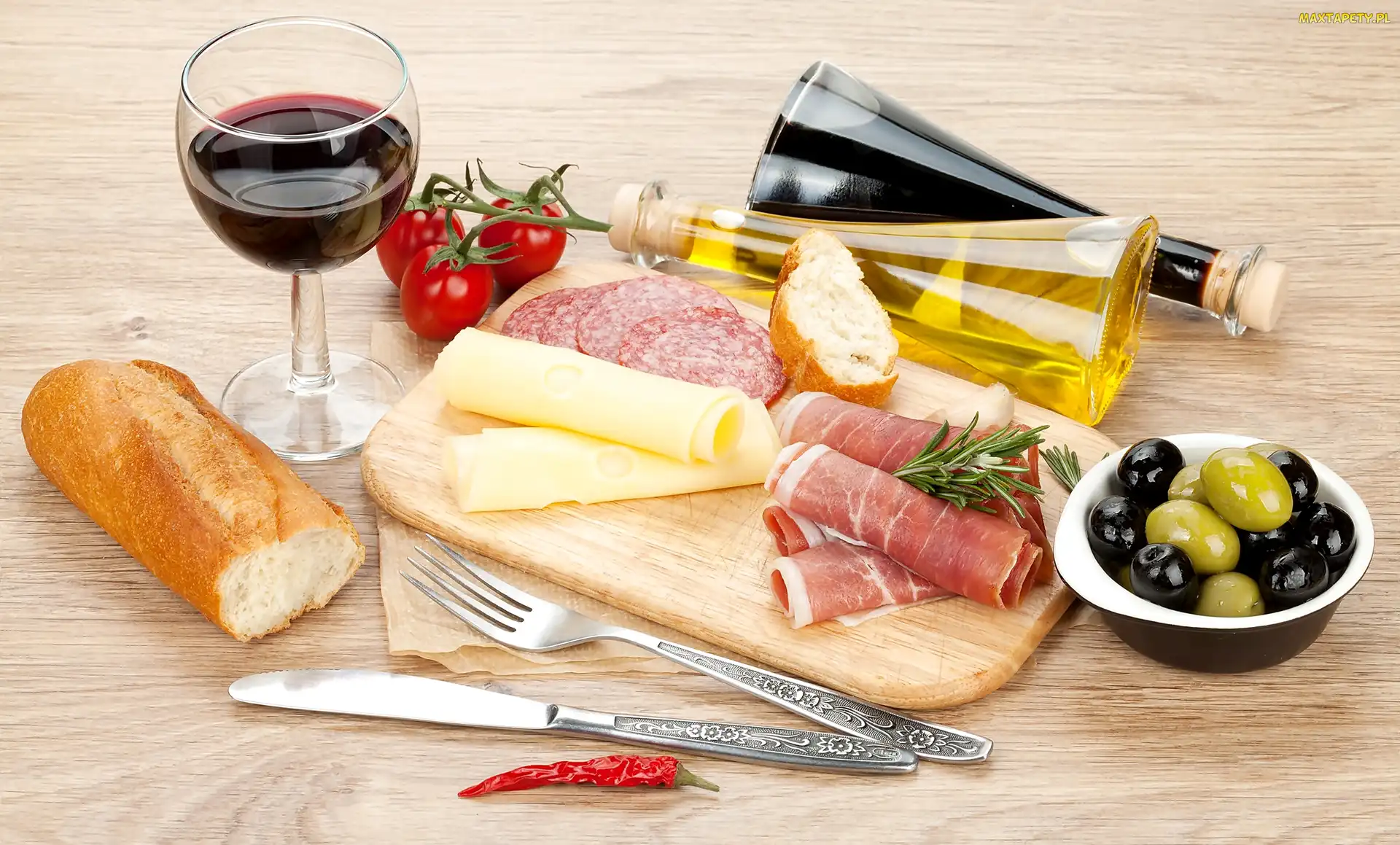 Deska, Nóż, Pomidorki, Papryka, Szynka, Ser, Oliwki, Kieliszek, Bagietka, Salami, Oliwa, Widelec, Miseczka