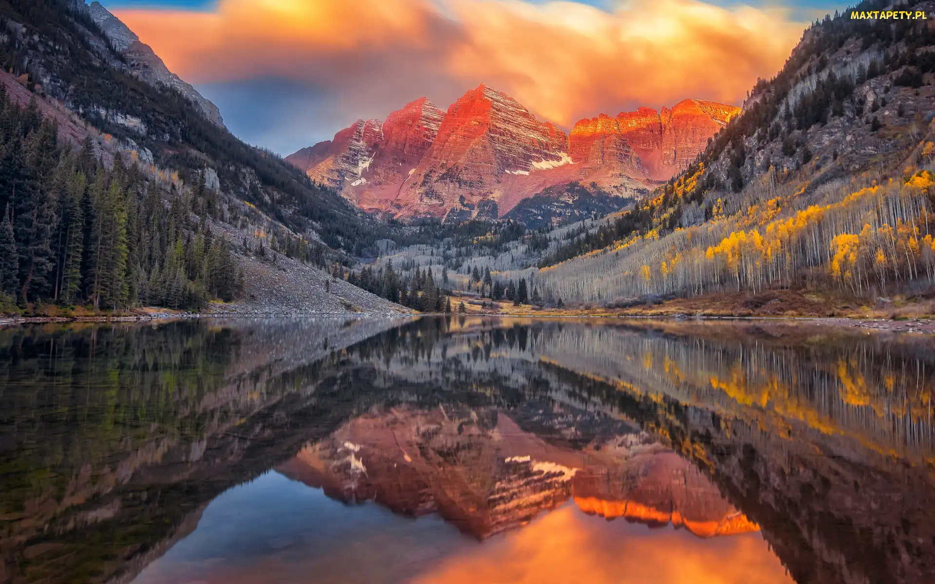 Szczyty Maroon Bells, Stany Zjednoczone, Góry Skaliste, Stan Kolorado, Chmury, Jezioro Maroon Lake, Odbicie, Drzewa