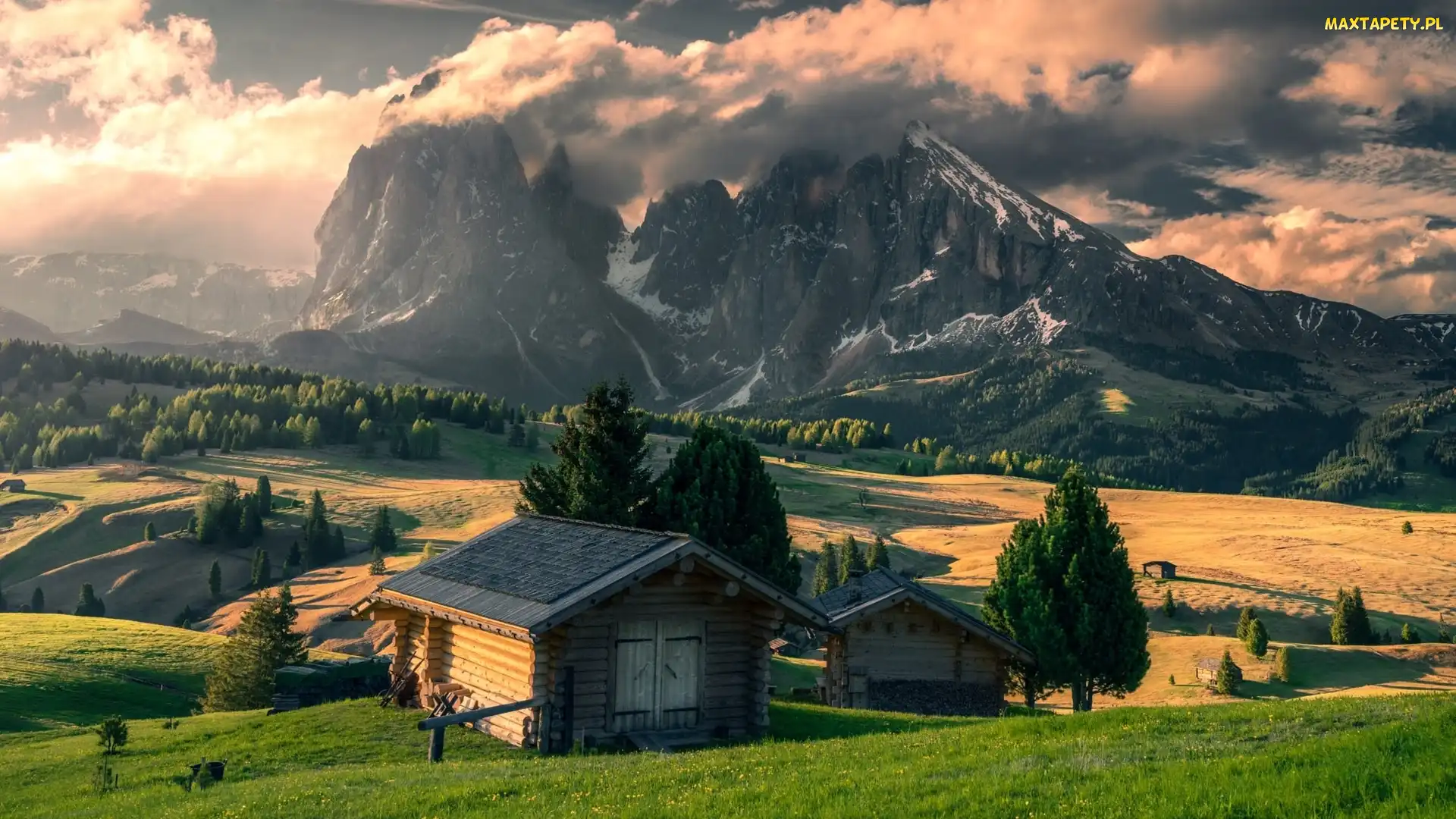 Domki, Wschód słońca, Dolomity, Drzewa, Dolina Val Gardena, Włochy, Góry Sassolungo