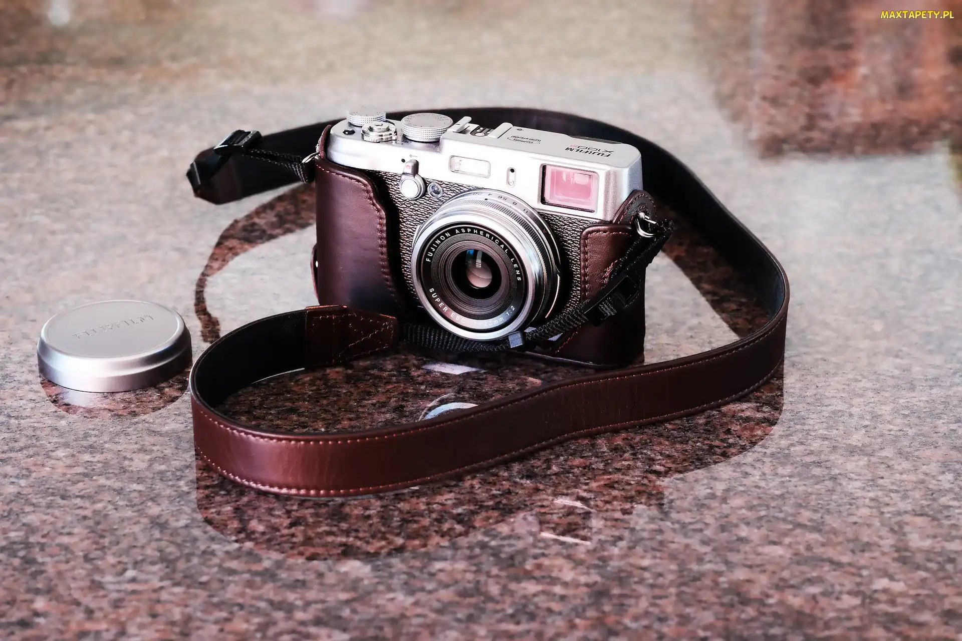 Fujifilm X100S, Pasek, Aparat fotograficzny