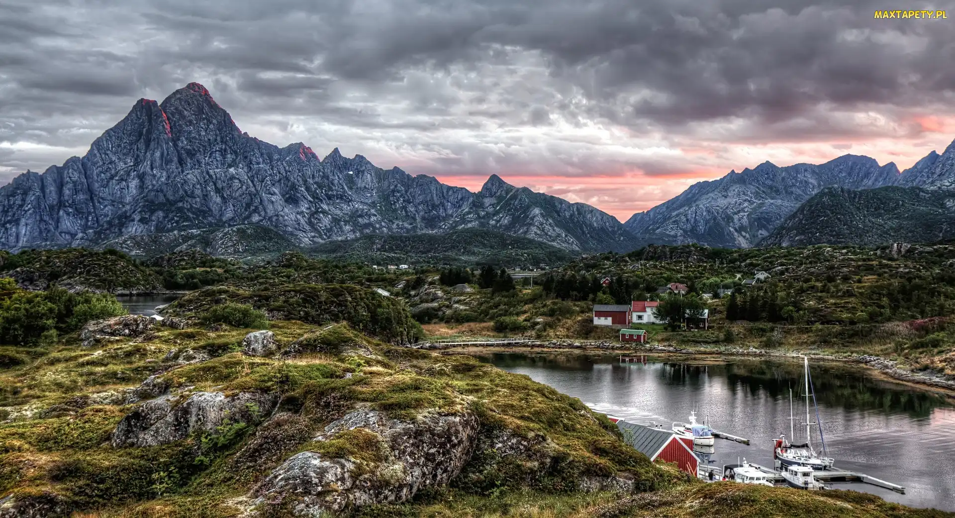Norwegia, Motorówki, Domy, Żaglówka, Zatoka, Góry, Lofoty, Wyspa Austvagoy, Miejscowość Kabelvag