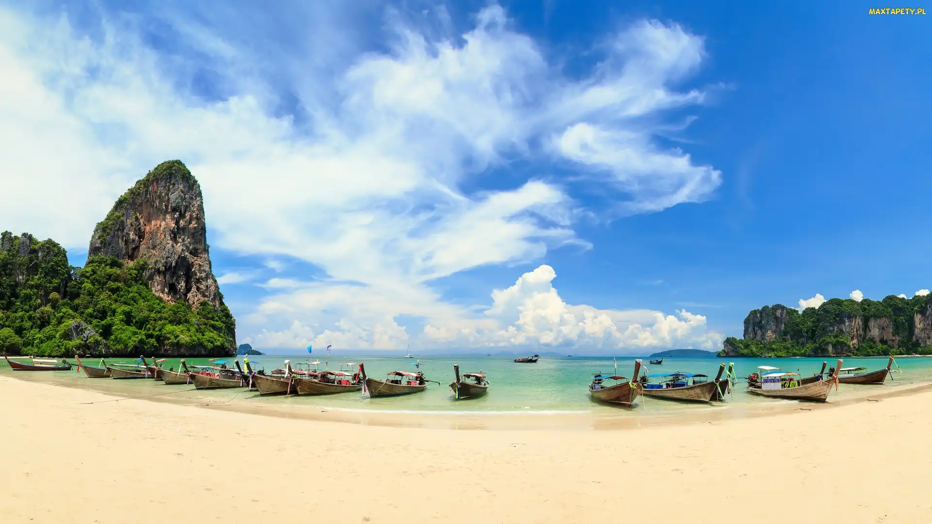 Plaża Railay Beach, Tajlandia, Morze Andamańskie, Prowincja Krabi, Łódki, Skały, Chmury, Drzewa