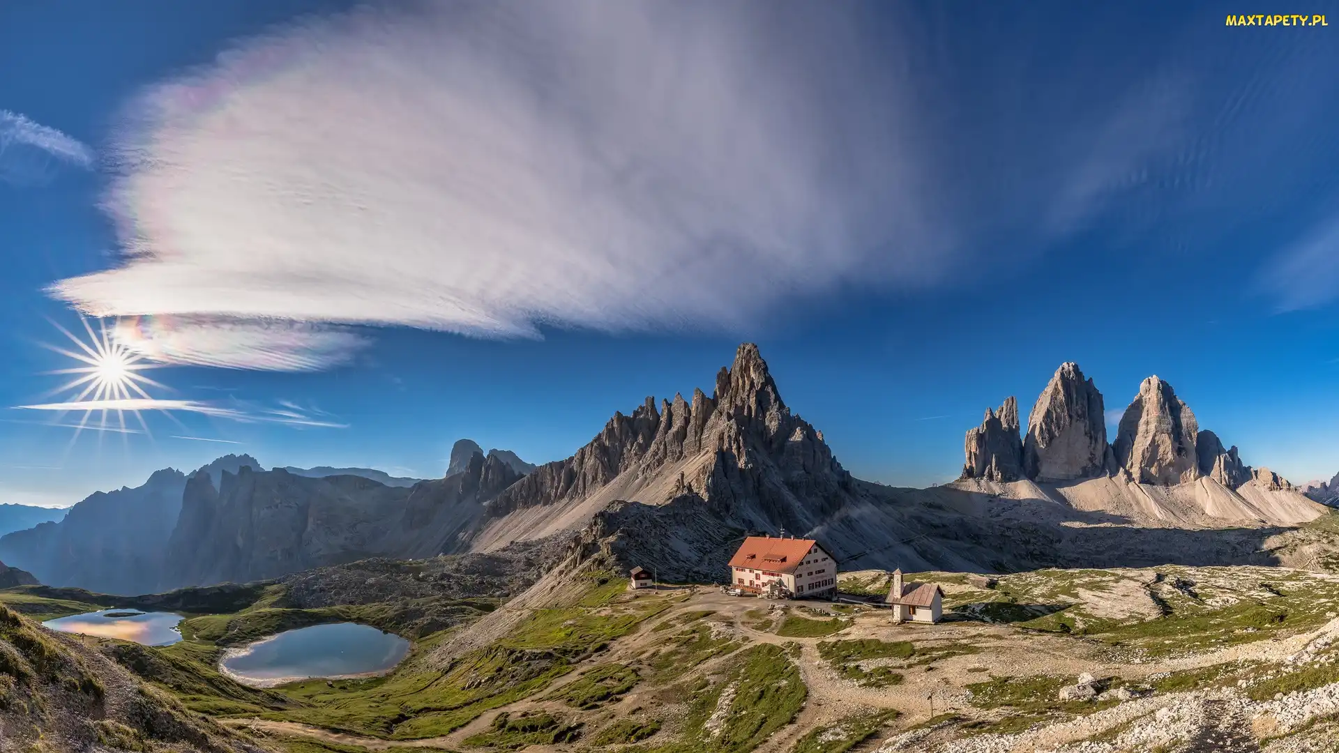 Dolomity, Schronisko Dreizinnen Hut, Włochy, Góry Tre Cime di Lavaredo, Chmury, Góra Paternkofel, Jeziora, Promienie słońca