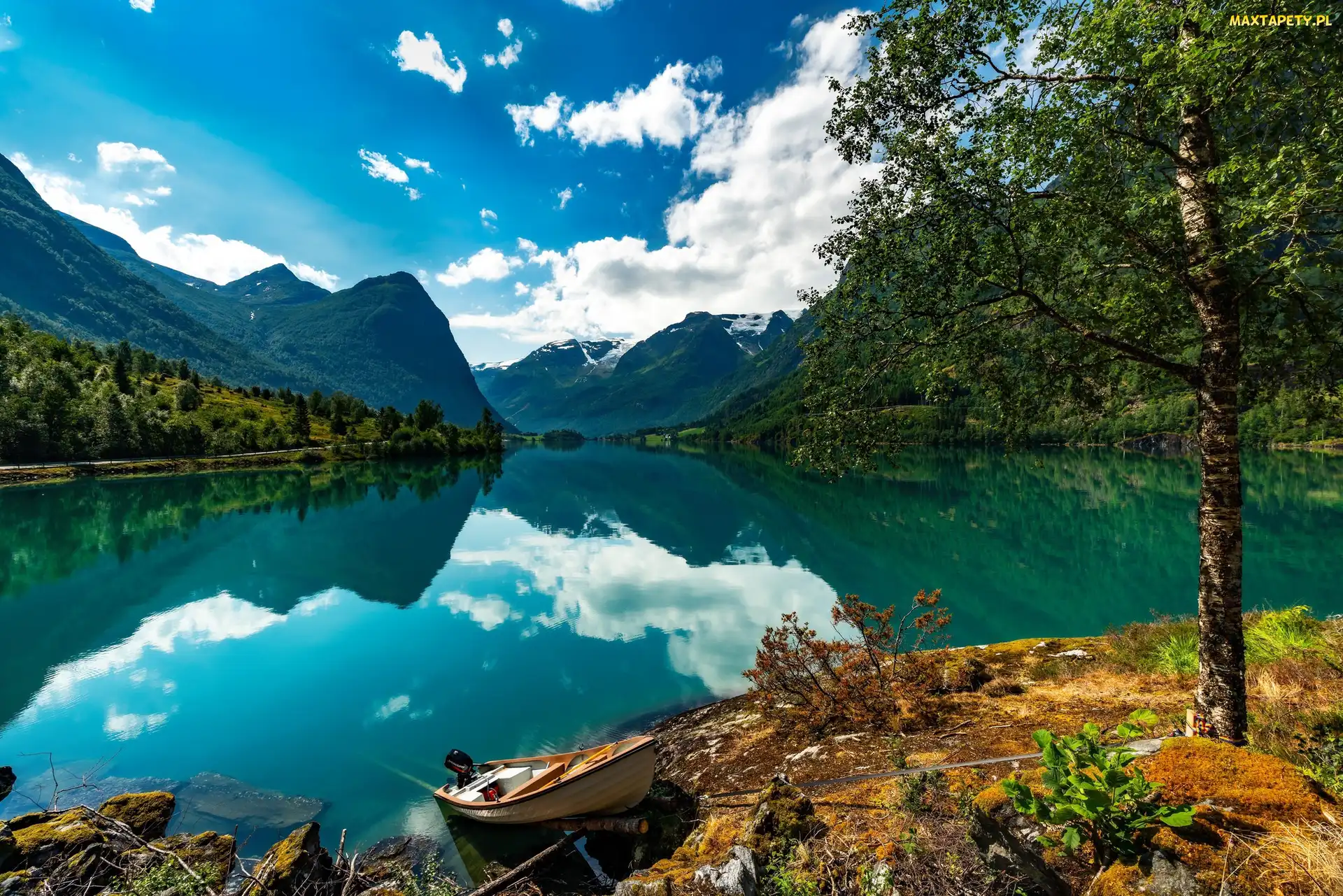 Okręg Sogn og Fjordane, Drzewa, Norwegia, Góry, Łódka, Jezioro, Odbicie, Chmury