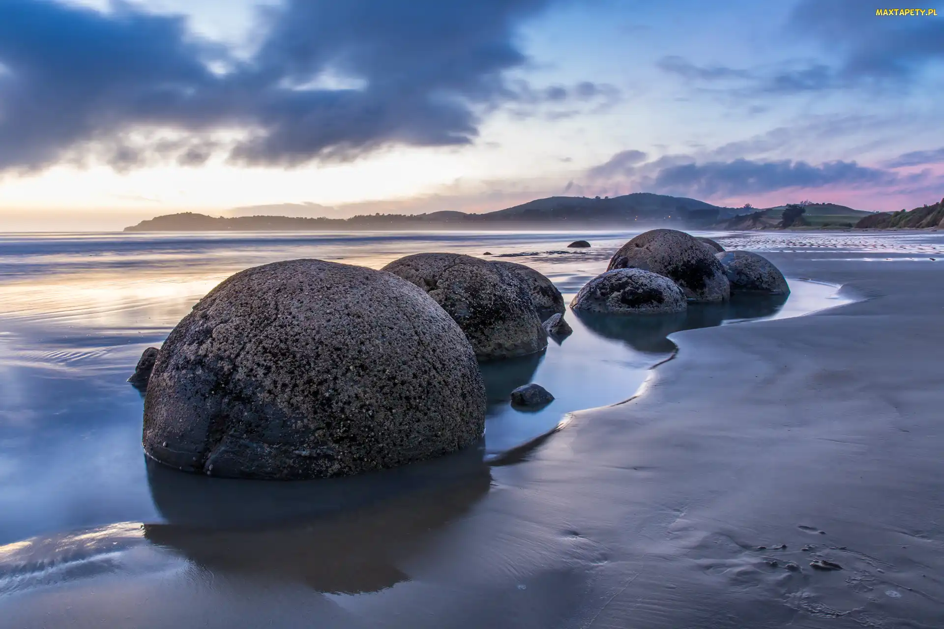 Nowa Zelandia, Region Waikato, Wybrzeże, Zatoka Waikawau Bay, Kamienie, Głazy