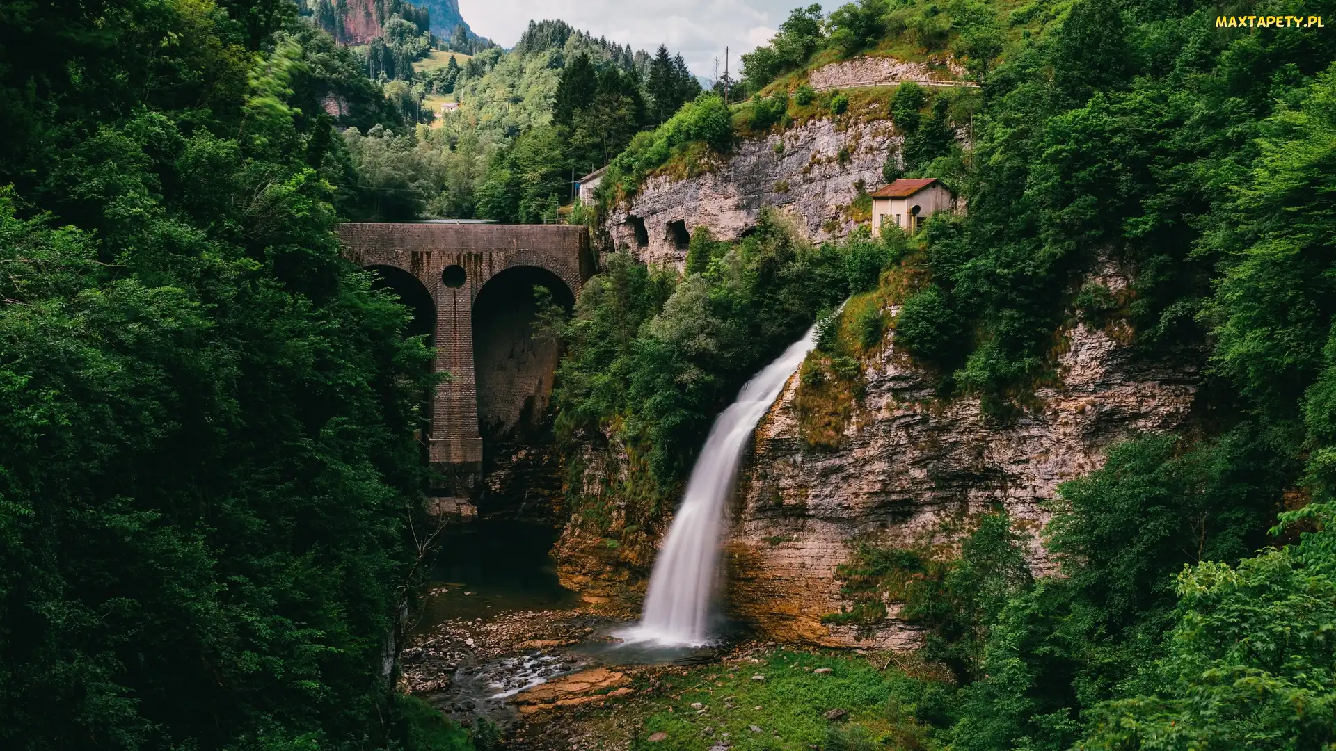 Włochy, Góry, Drzewa, Most Ponte Serra, Wodospad Ponte Serra, Skały, Miejscowość Lamon, Dom, Prowincja Belluno, Rzeka Cismon