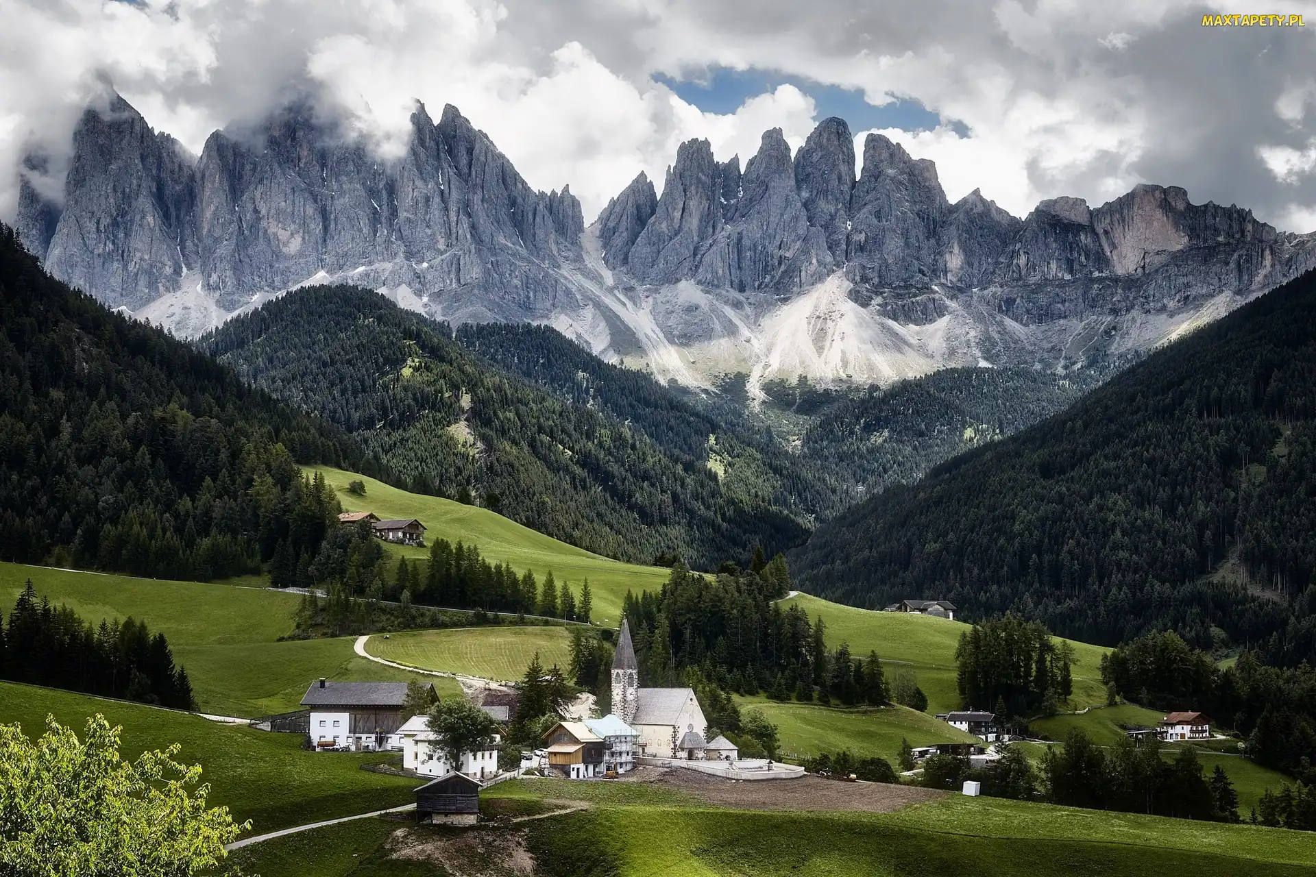 Dolomity, Góry, Wieś Santa Maddalena, Dolina Val di Funes, Włochy, Kościół